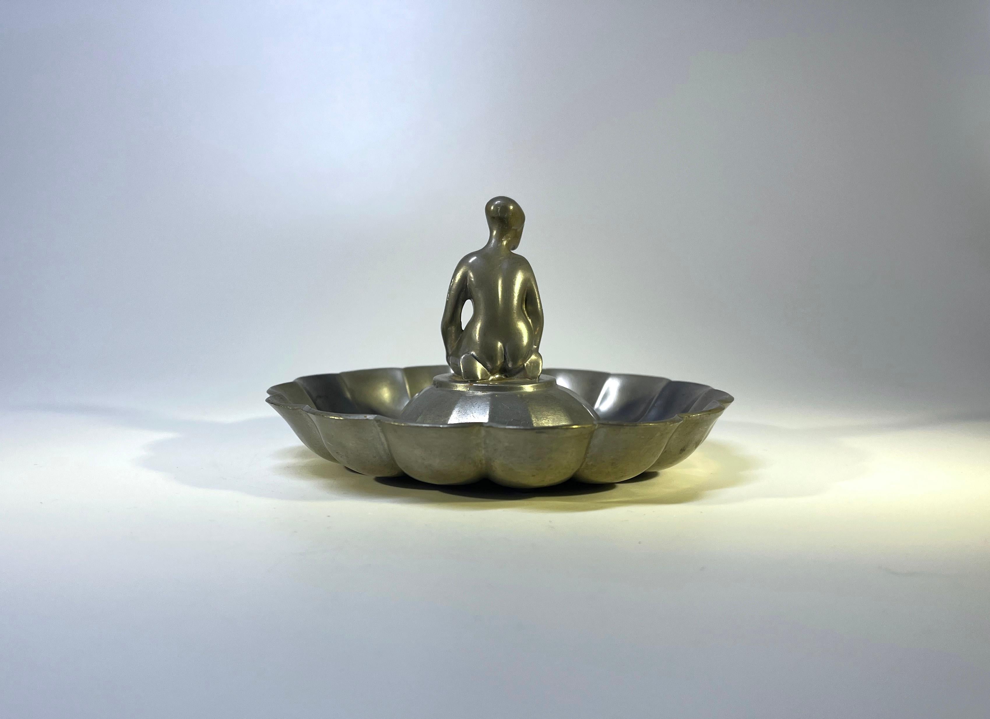 Kneeling Bather, Just Andersen, Denmark 1930s Pewter Fluted Vide Poche #185 In Good Condition For Sale In Rothley, Leicestershire