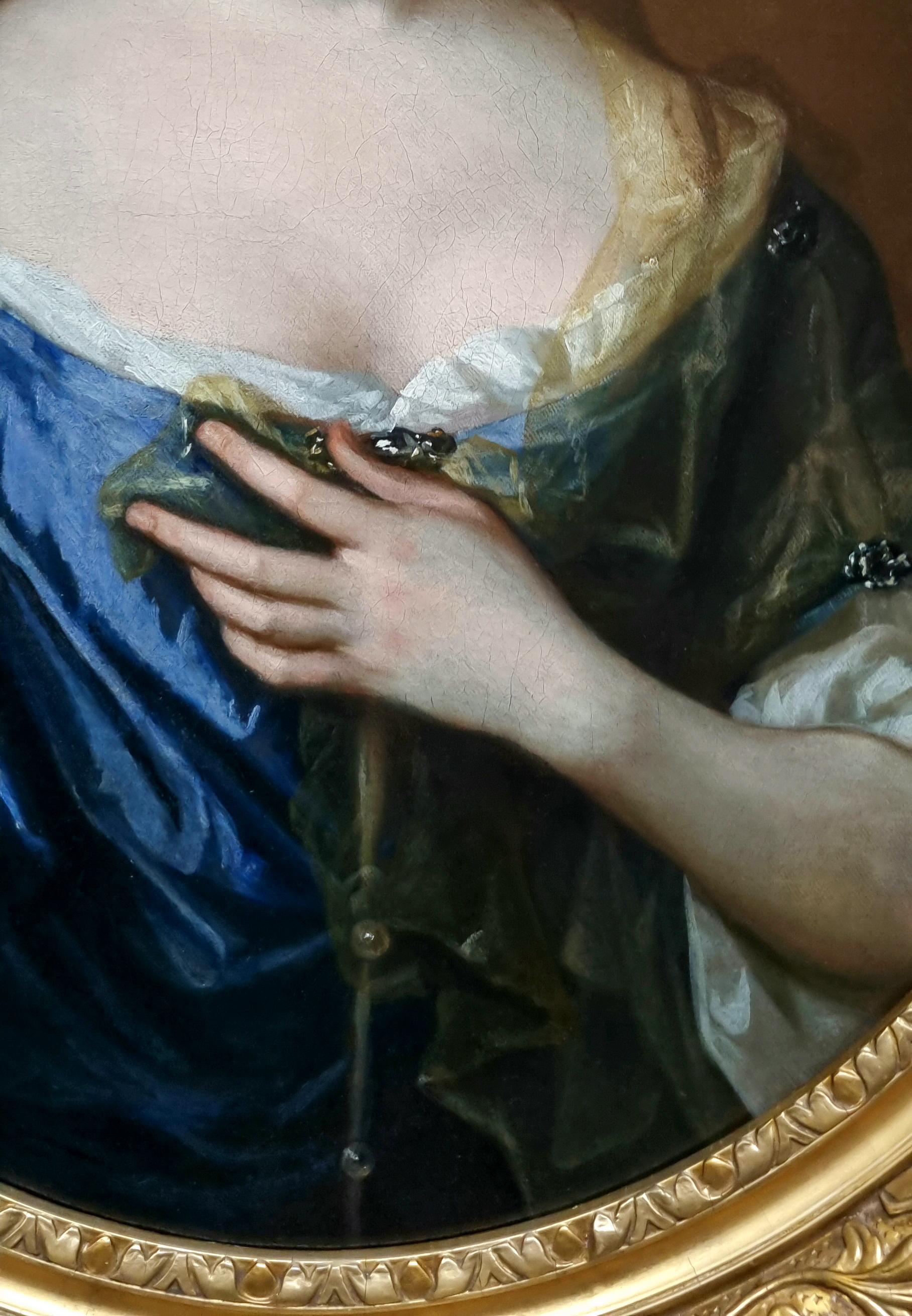 Porträt einer Dame in einem blauen Kleid, die einen durchsichtigen Schal hält, ca.1675-85, Öl auf Leinwand im Angebot 3