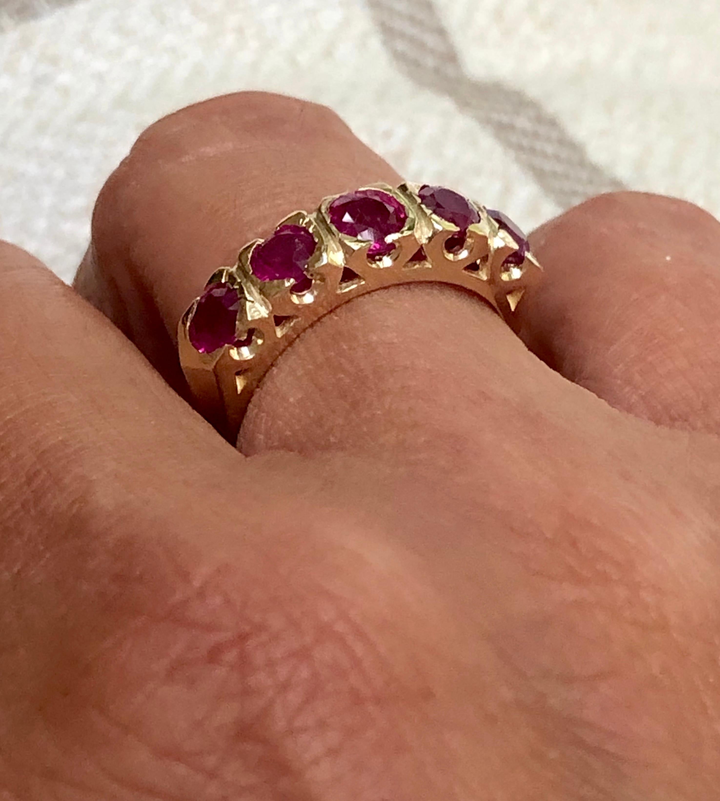 Bague d'anniversaire à cinq pierres en forme de queue de poisson en rubis de 1,90 carat, bordée d'un couteau en vente 6