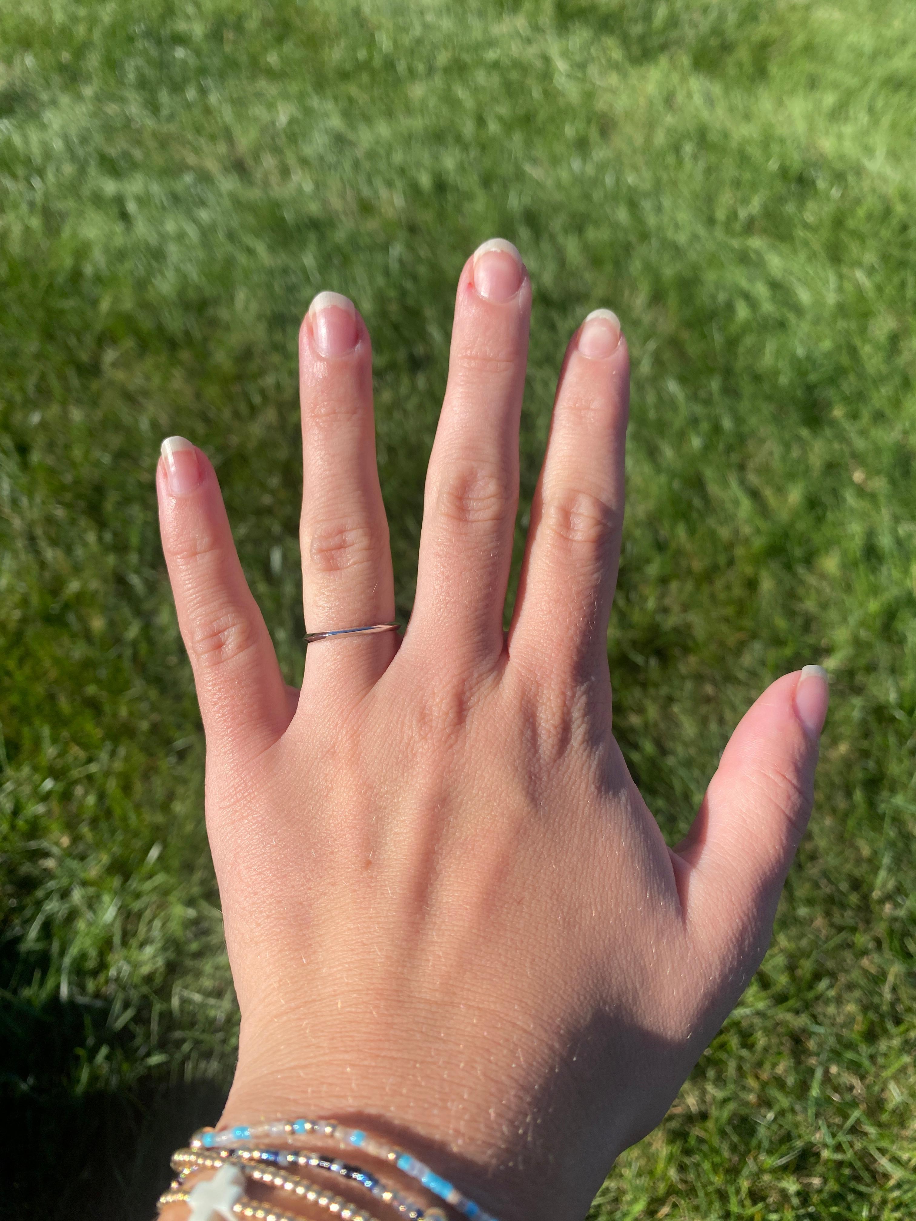 Anello a fascia con bordo a coltello, platino, misura 6,75, impilabile in vendita 1