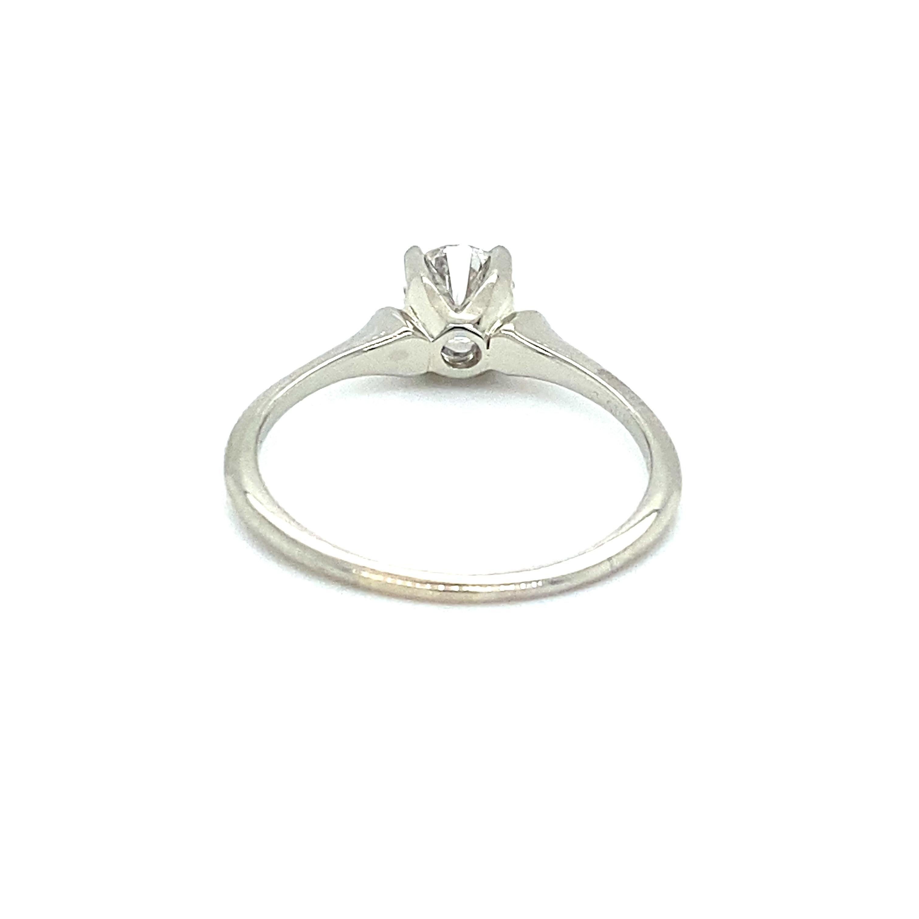 Knife Edge Solitaire Diamond Engagement Ring in 18 Karat Gold For Sale 2