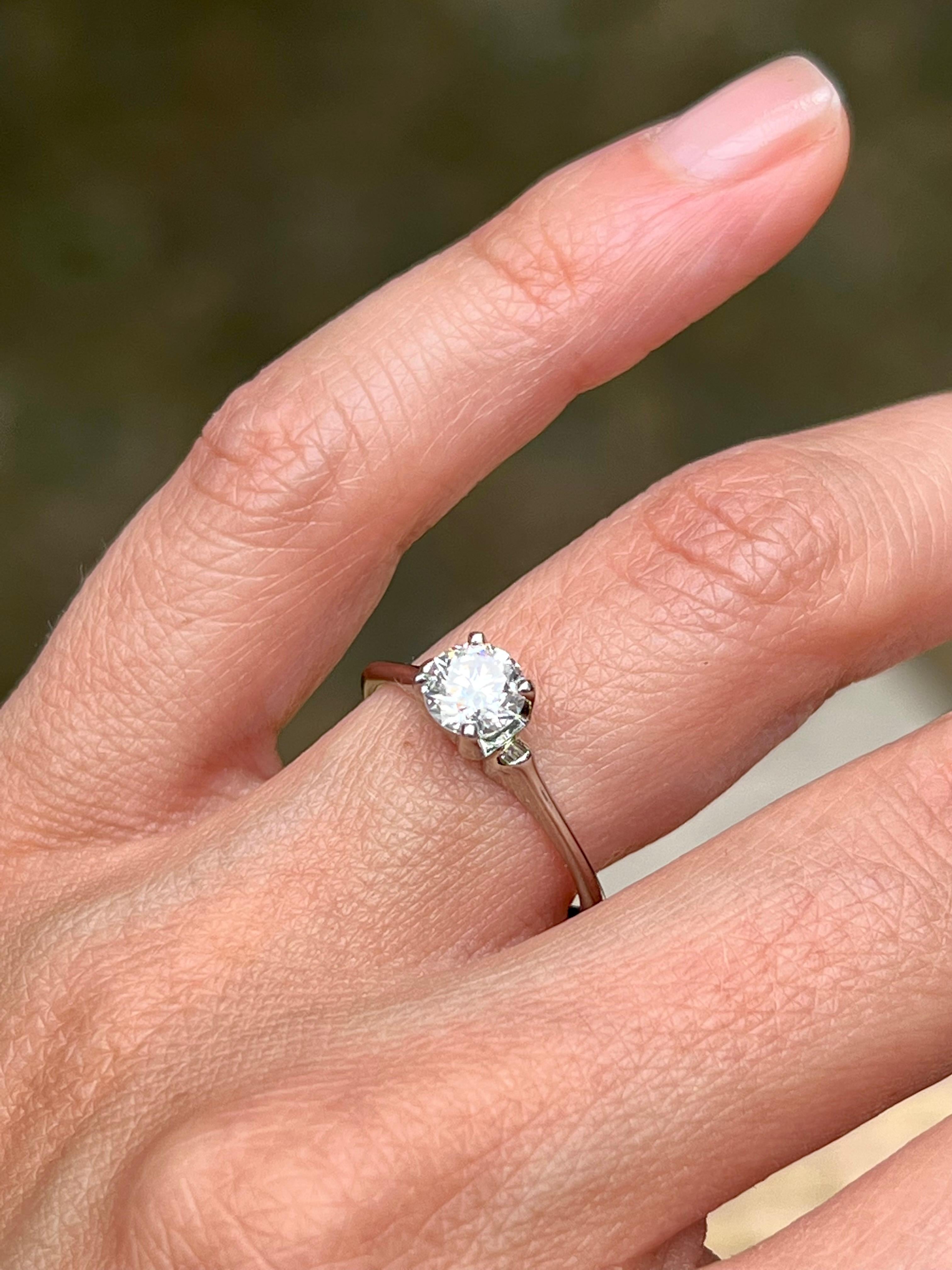 Messerkante Solitär Diamant-Verlobungsring aus 18 Karat Gold im Zustand „Gut“ in Towson, MD