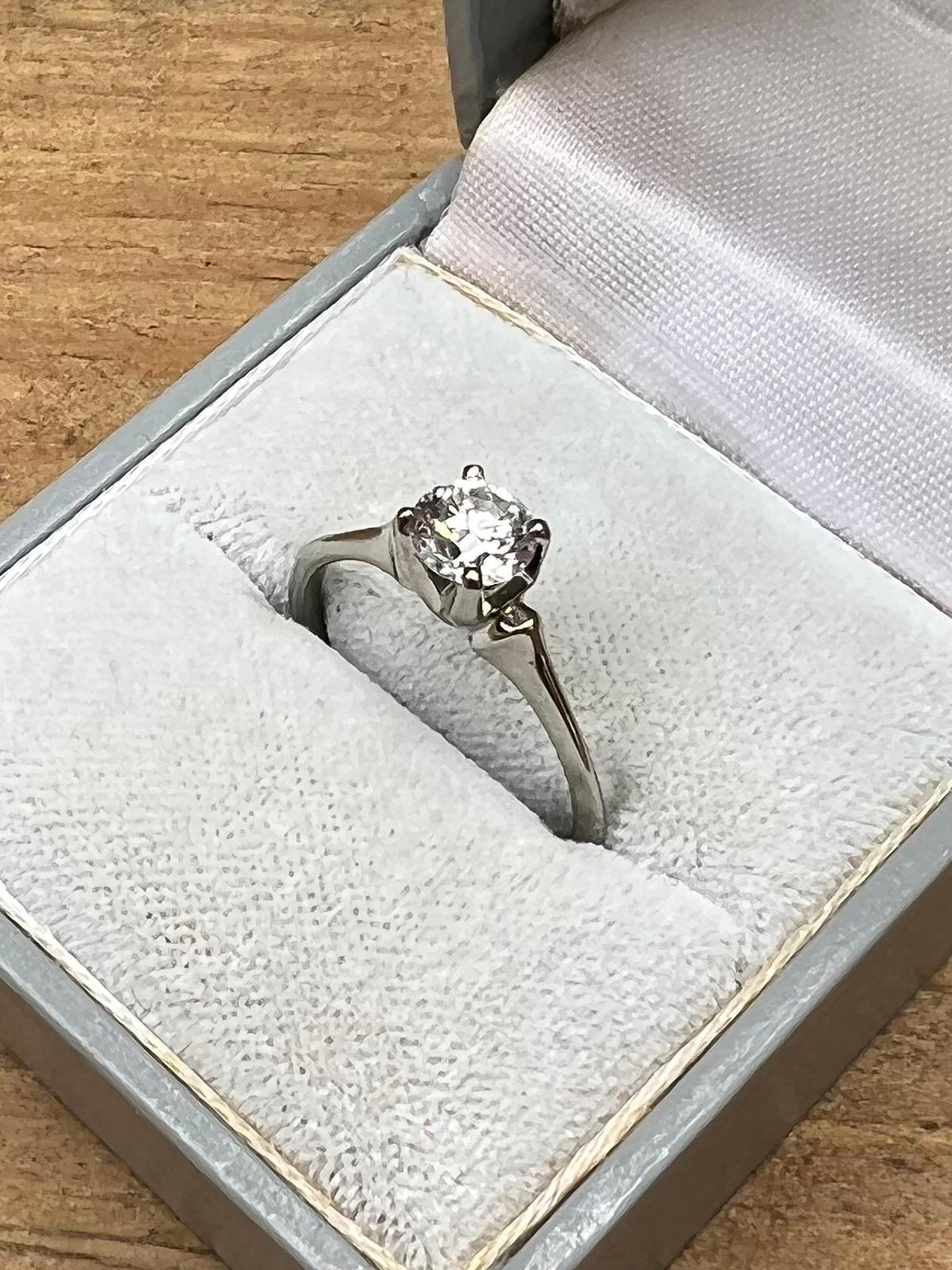 Knife Edge Solitaire Diamond Engagement Ring in 18 Karat Gold In Good Condition For Sale In Towson, MD