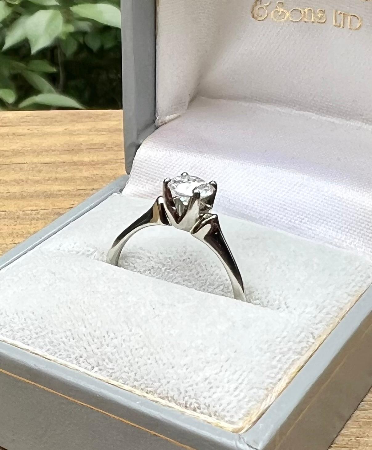 Women's or Men's Knife Edge Solitaire Diamond Engagement Ring in 18 Karat Gold For Sale