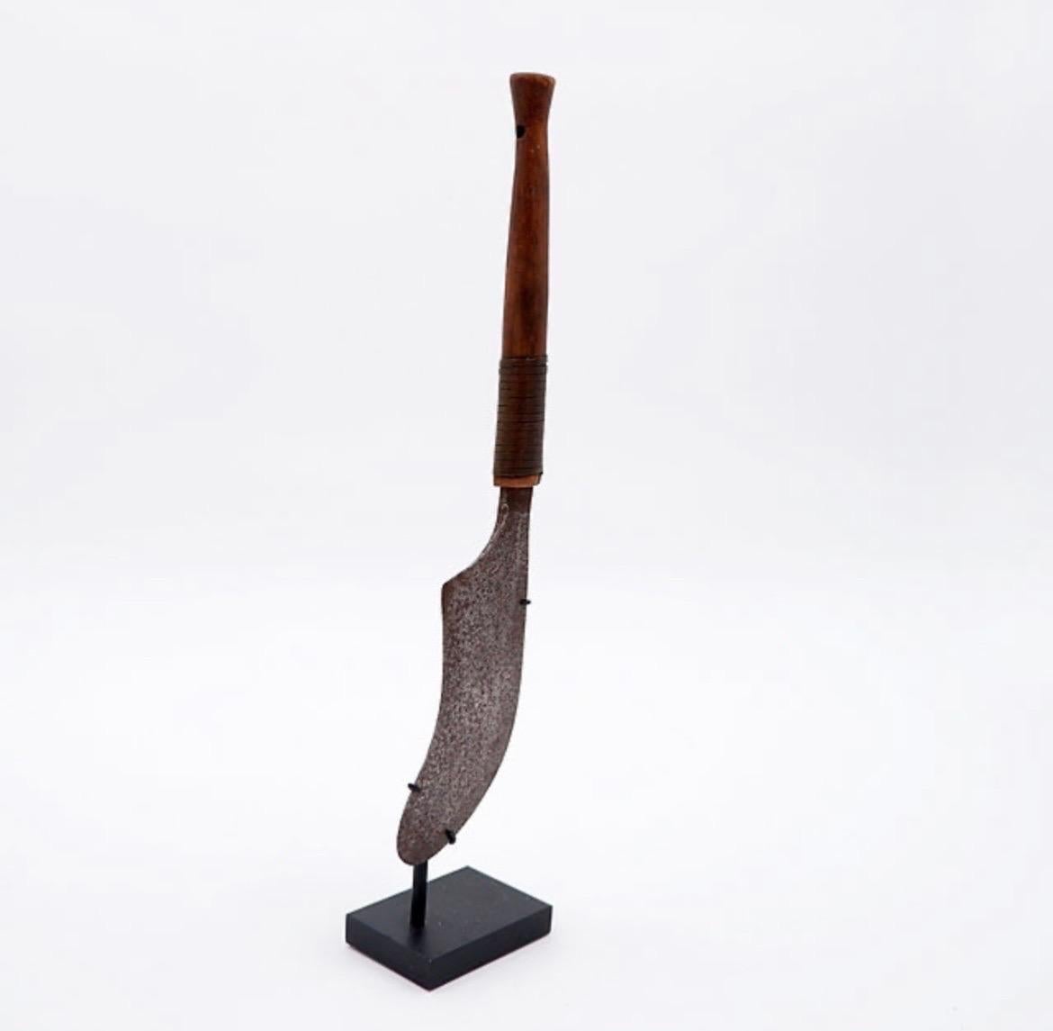 Cuchillo De La Tribu Momvu Meje Mangbetu - Dr Congo Región Uele - 19th African

Desgaste propio de la edad y el uso

Tribal Art - Congo - África
Medidas : 6cmx4,5cm H:31cm 
