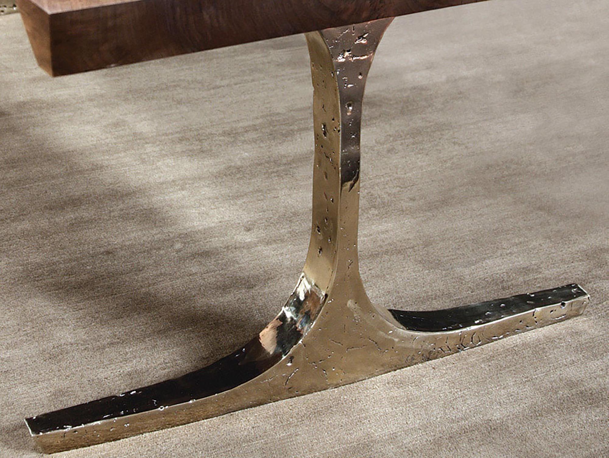La table de salle à manger Knight Base de Barlas Baylar est dotée d'une base fabriquée en bronze pur à l'aide de techniques de sculpture anciennes afin de transmettre un sentiment d'intégrité, de force et de caractère audacieux.  La conception de la