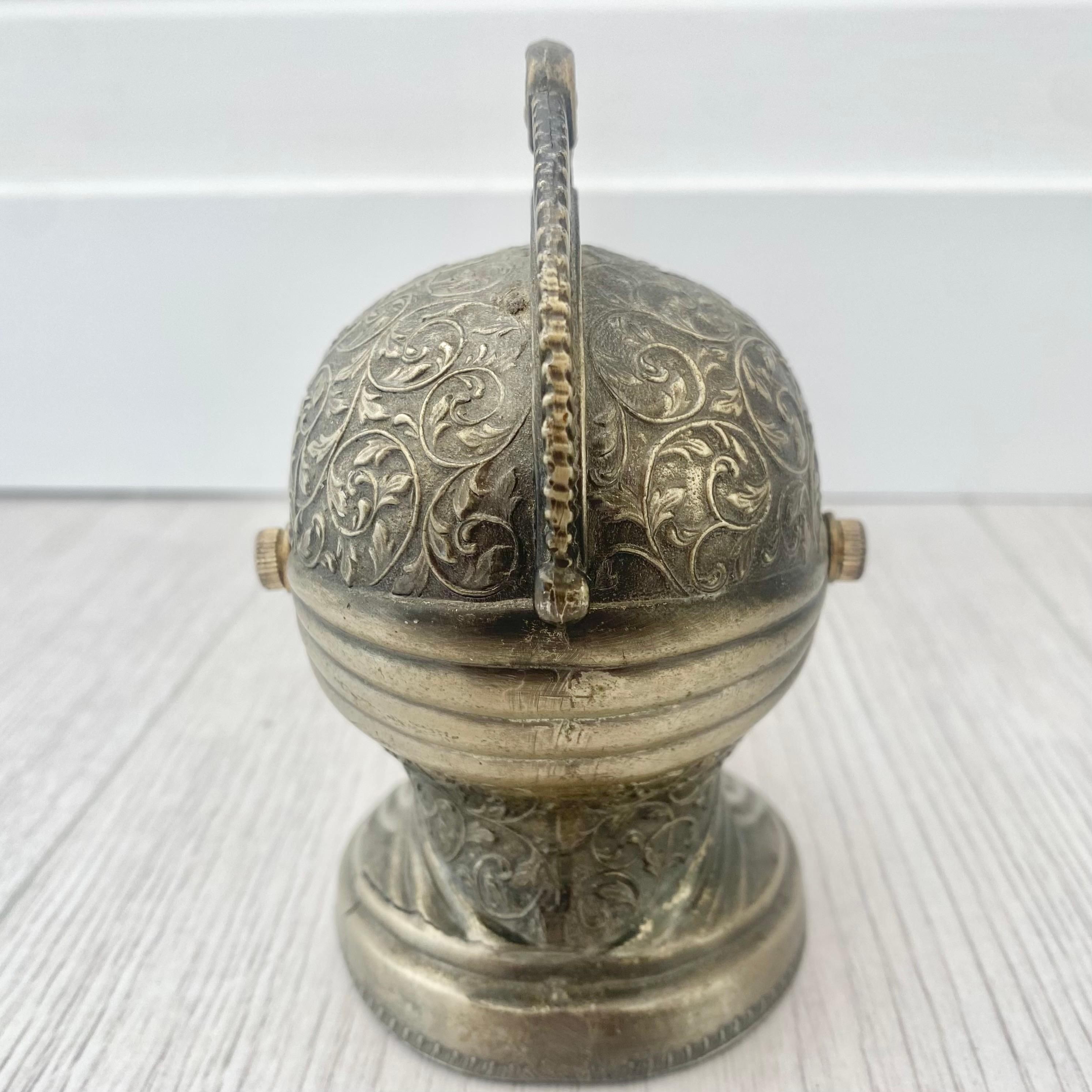Knight Helmleuchter mit Ritter, 1980er Jahre, Japan (Metall)