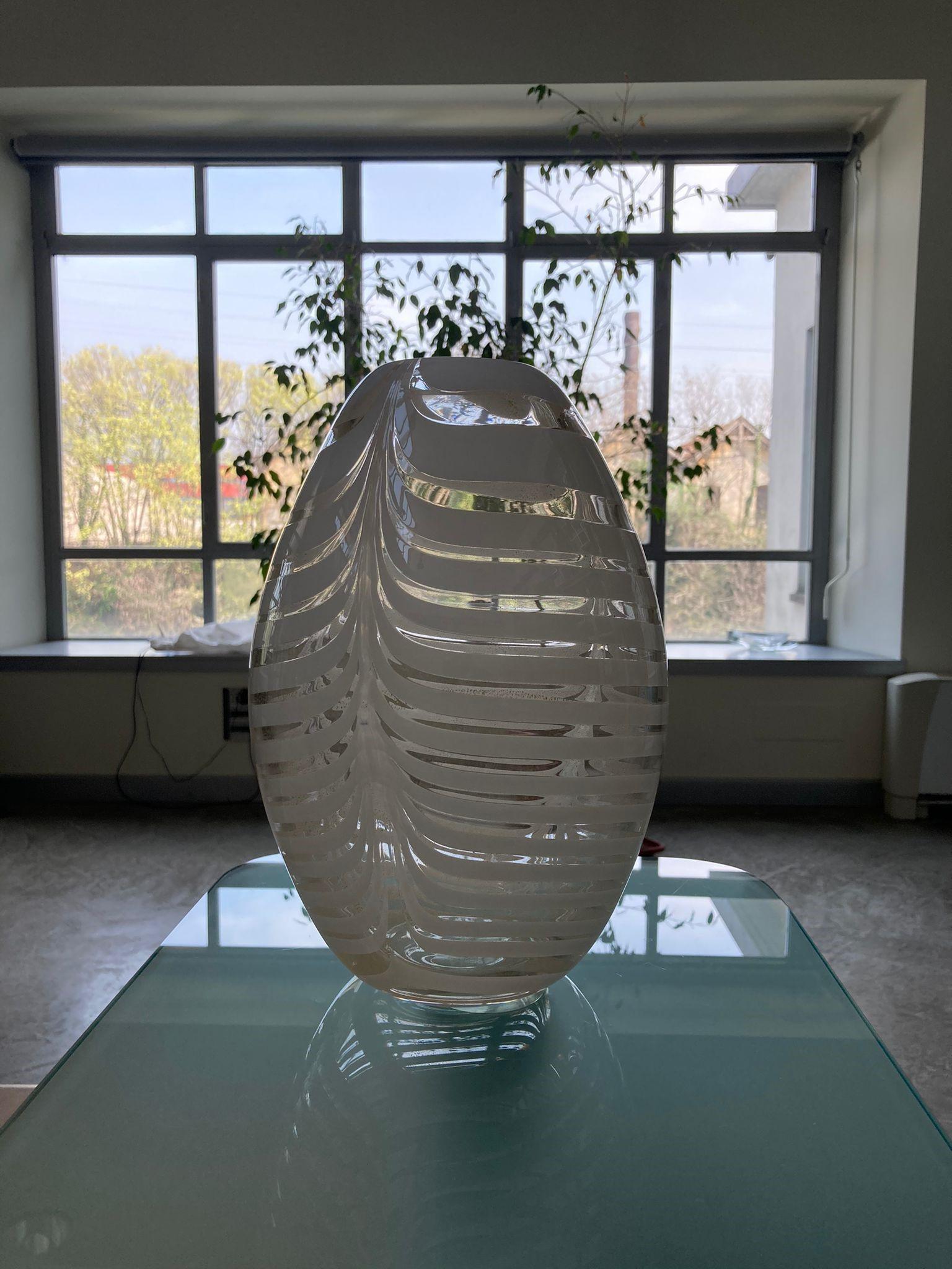 Knight White Vase by Purho In New Condition For Sale In Geneve, CH