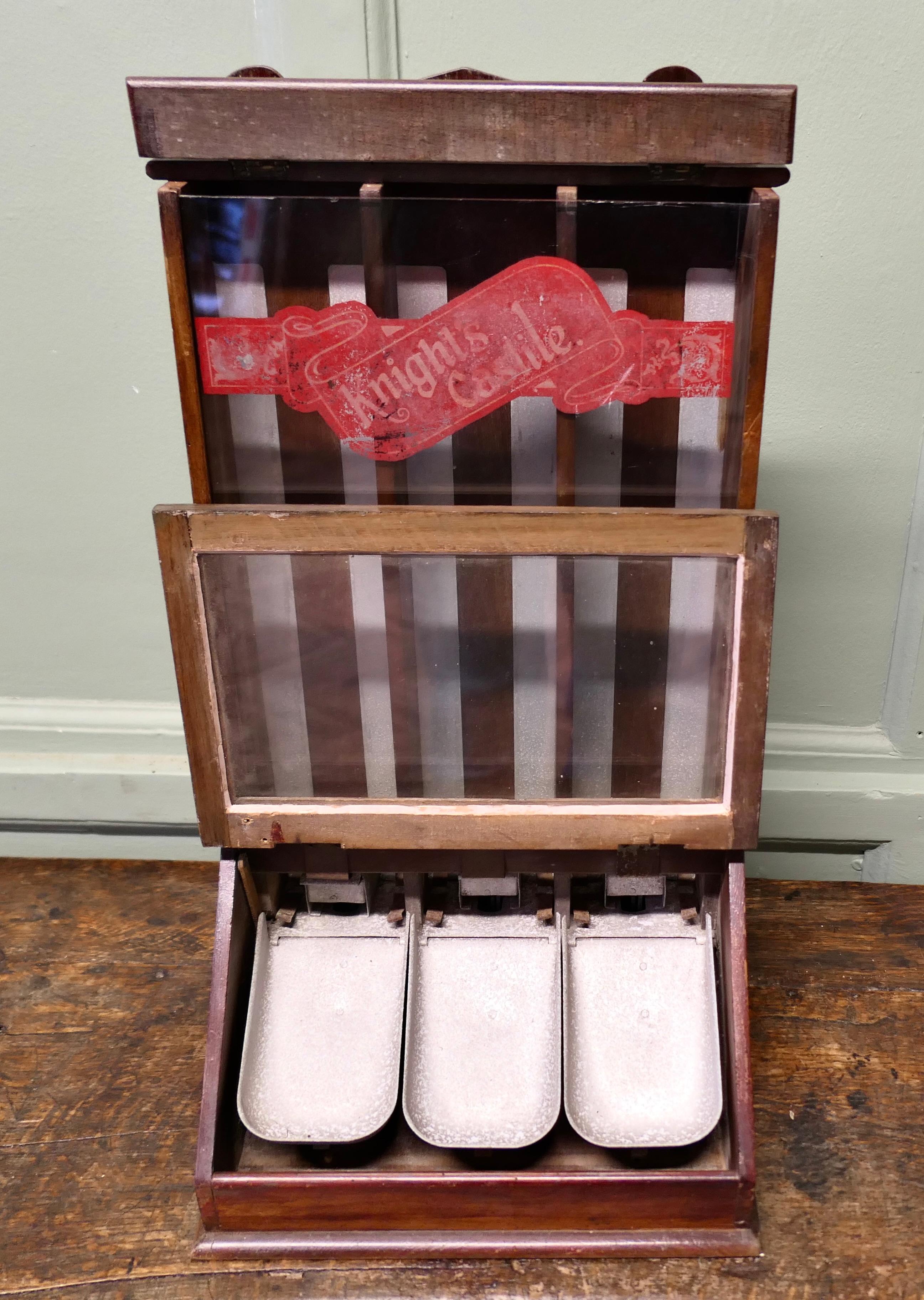 Knight's Castile Chemist Shop Display Seife Mechanisch  Dispensing-Schrank

Dies ist ein sehr seltenes Stück, das obere glasierte Abschnitt hält 3 verschiedene Seifen (Red Band, Purple Band und Gold Band), die jeweils nach unten fallen, um ein