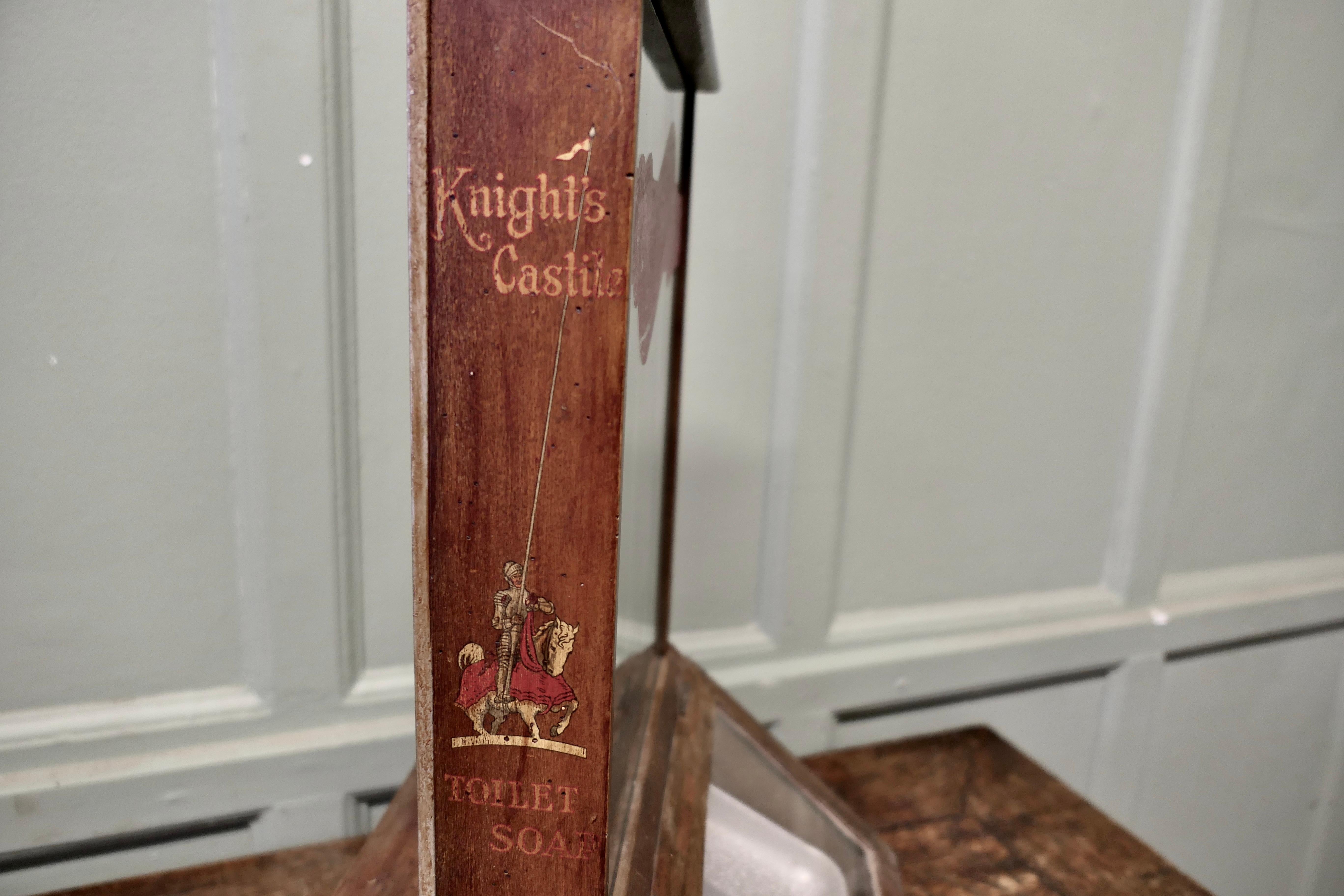 Knight's Castile Chemist Shop Display Seife Mechanisch  Dispensing-Schrank im Angebot 1