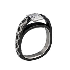 Anillo de compromiso de diamantes talla princesa Knightsteel Firemark de Zoltan David