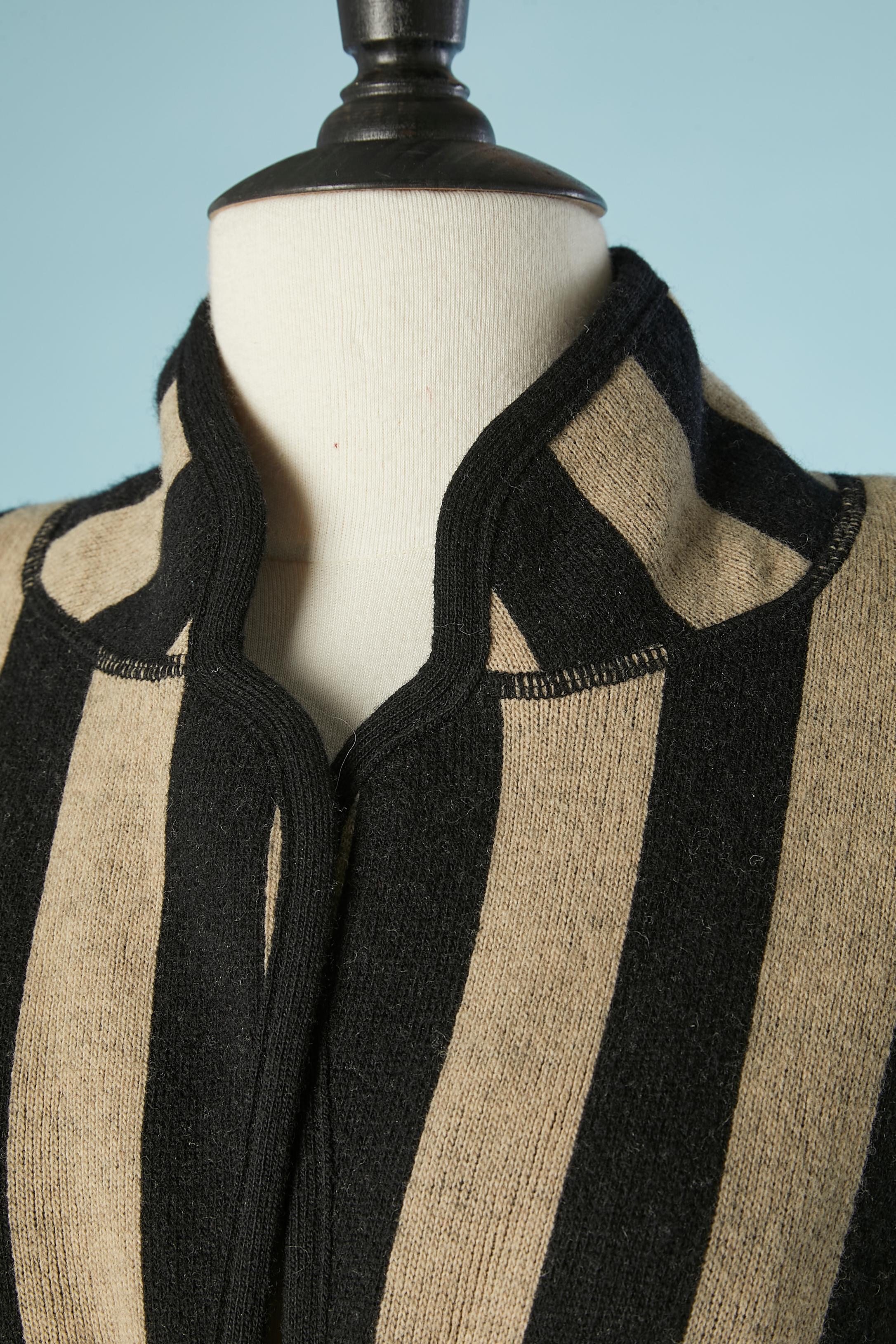 Knit cardigan with grey and black stripes.
Fabric composition: 85% wool, 15% polyamide. Shoulder pad.
SIZE L 