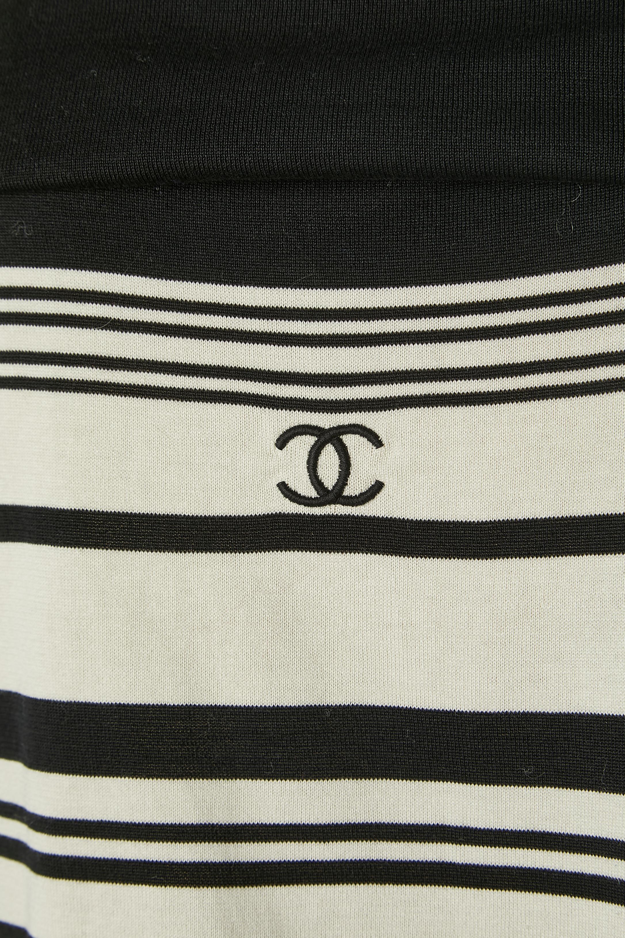 Jersey tricoté en coton avec des rayures noires et blanches. 
TAILLE 44 (Fr) 14 (Us) 