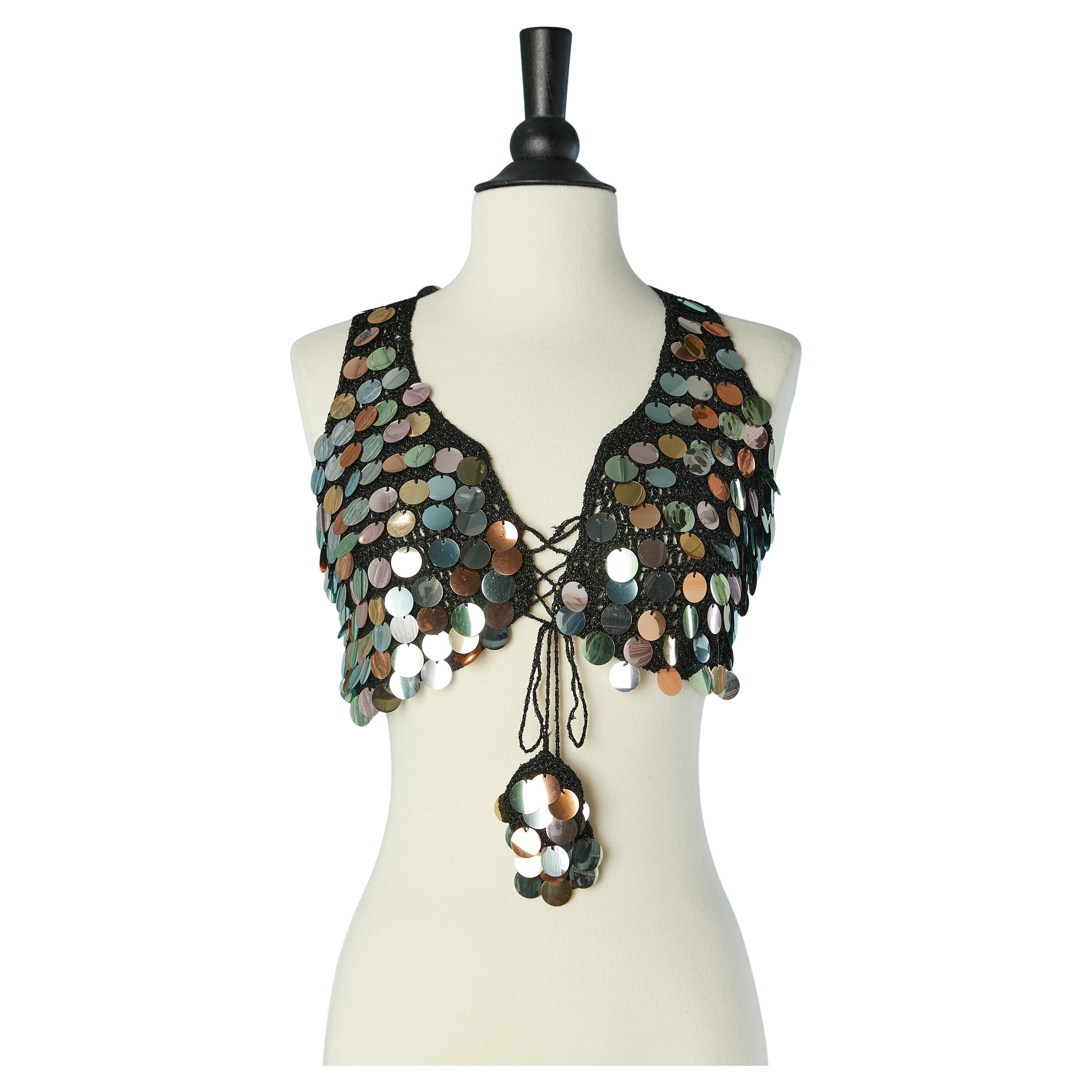 Gilet corto in maglia lurex con grandi paillettes pastello e chiusura con lacci  Circa anni '70