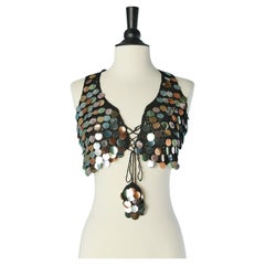 Gilet corto in maglia lurex con grandi paillettes pastello e chiusura con lacci  Circa anni '70