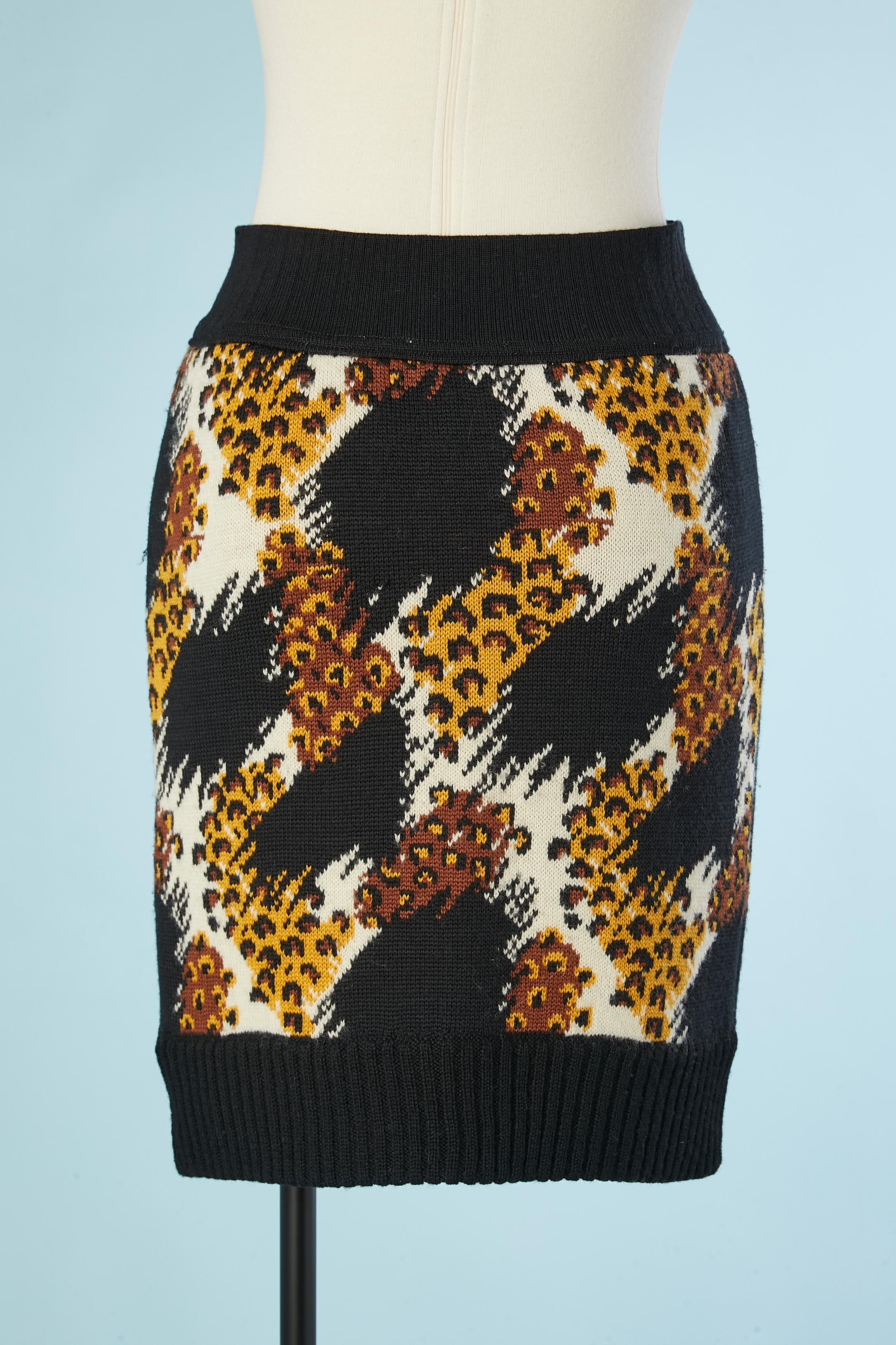 Knit jacquard skirt with animal pattern.
SIZE 36 (Fr) 6 (Us) S 
 