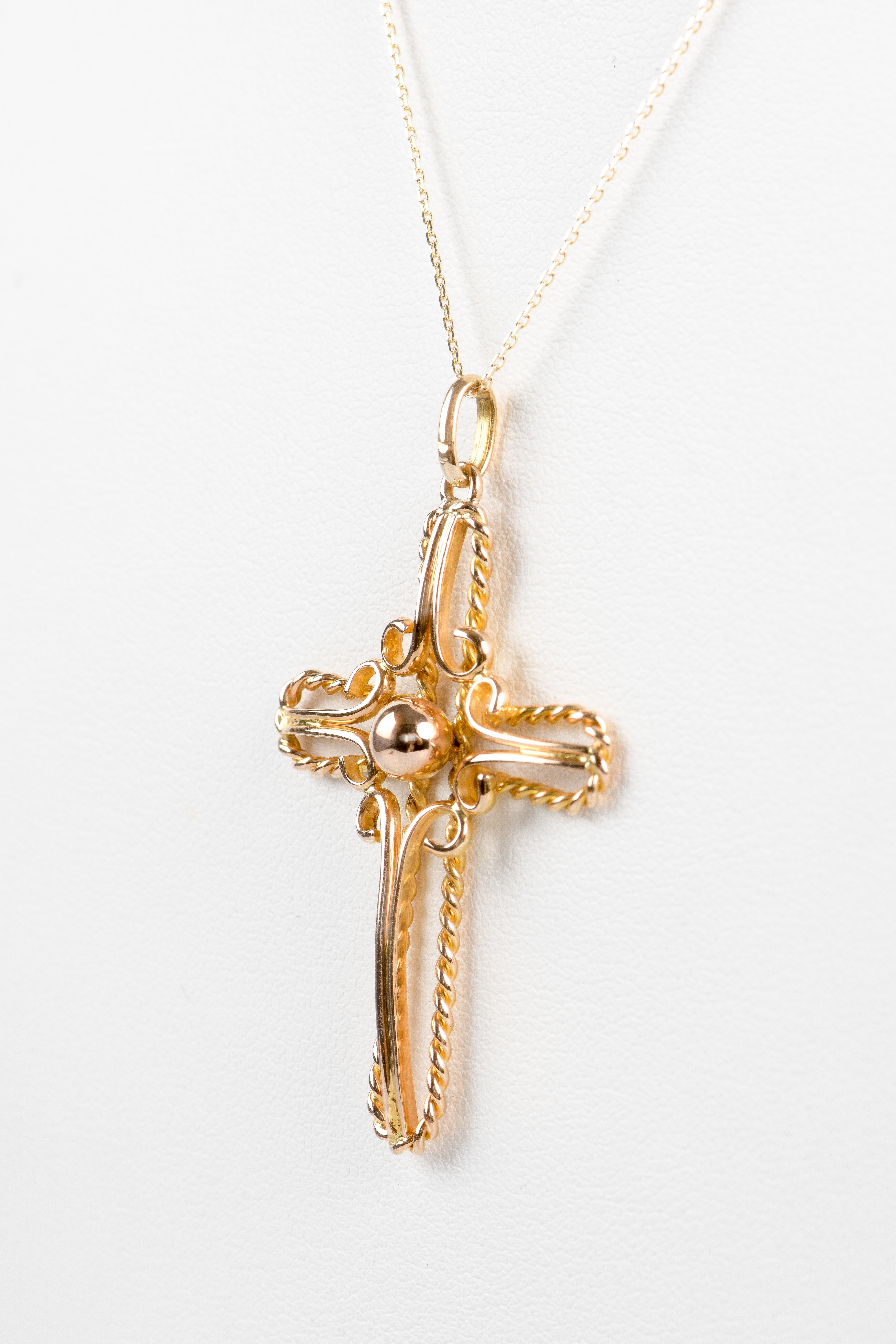 Knitted necklace with cross-shaped pendant in 18K yellow gold.  For Sale 6