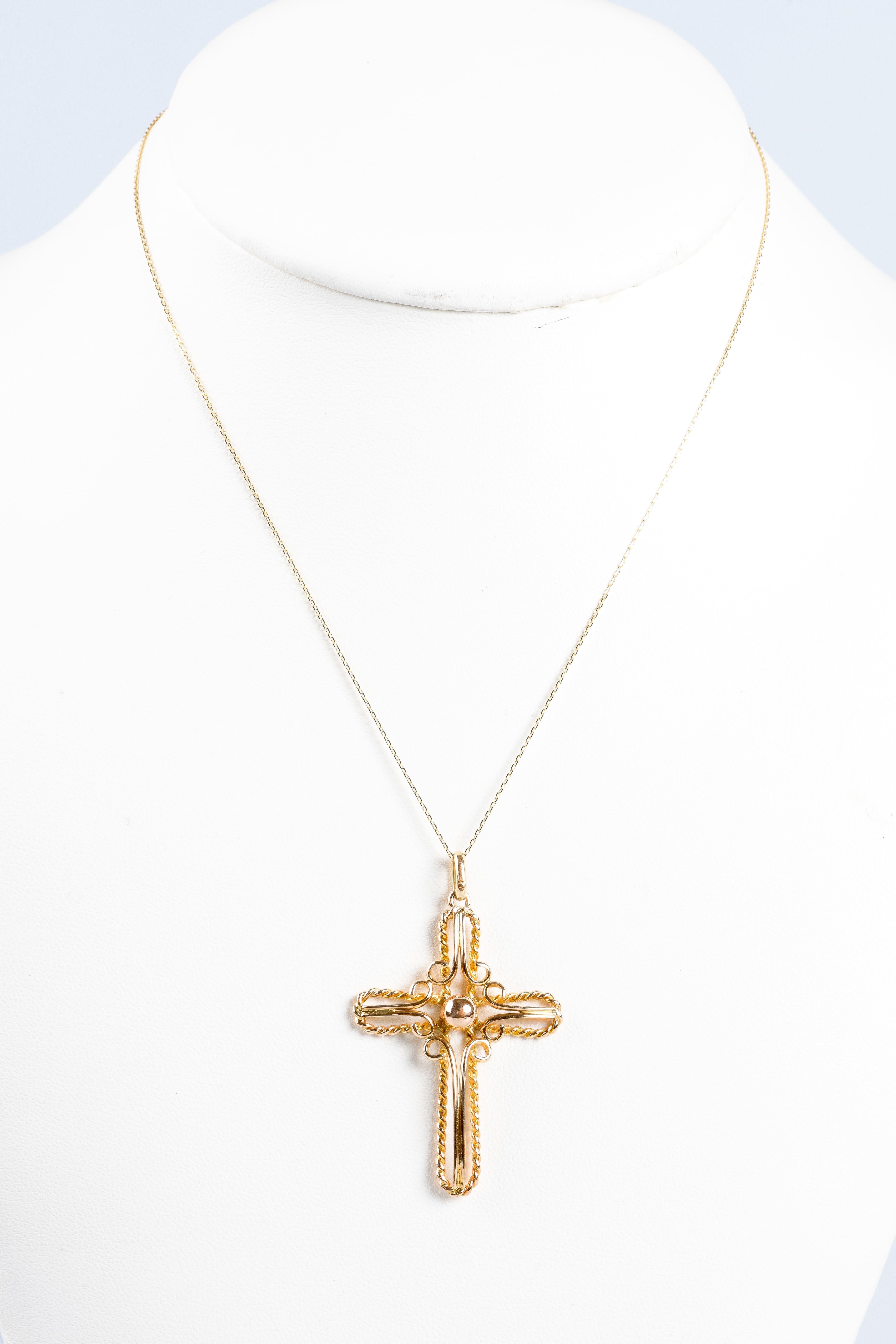 Knitted necklace with cross-shaped pendant in 18K yellow gold.  In Excellent Condition For Sale In Monte-Carlo, MC