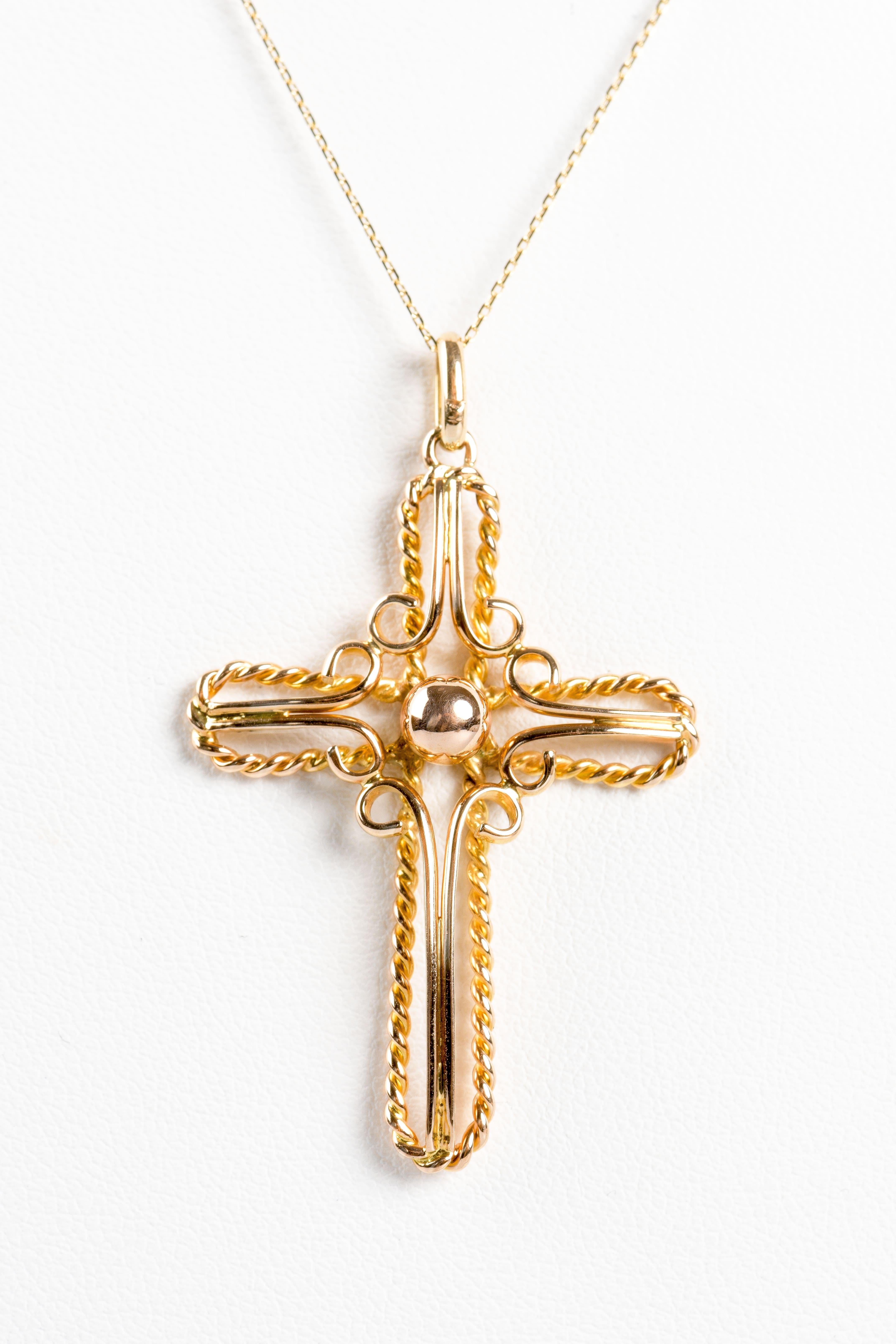Collier tricoté avec pendentif en forme de croix en or jaune 18 carats.  Unisexe en vente