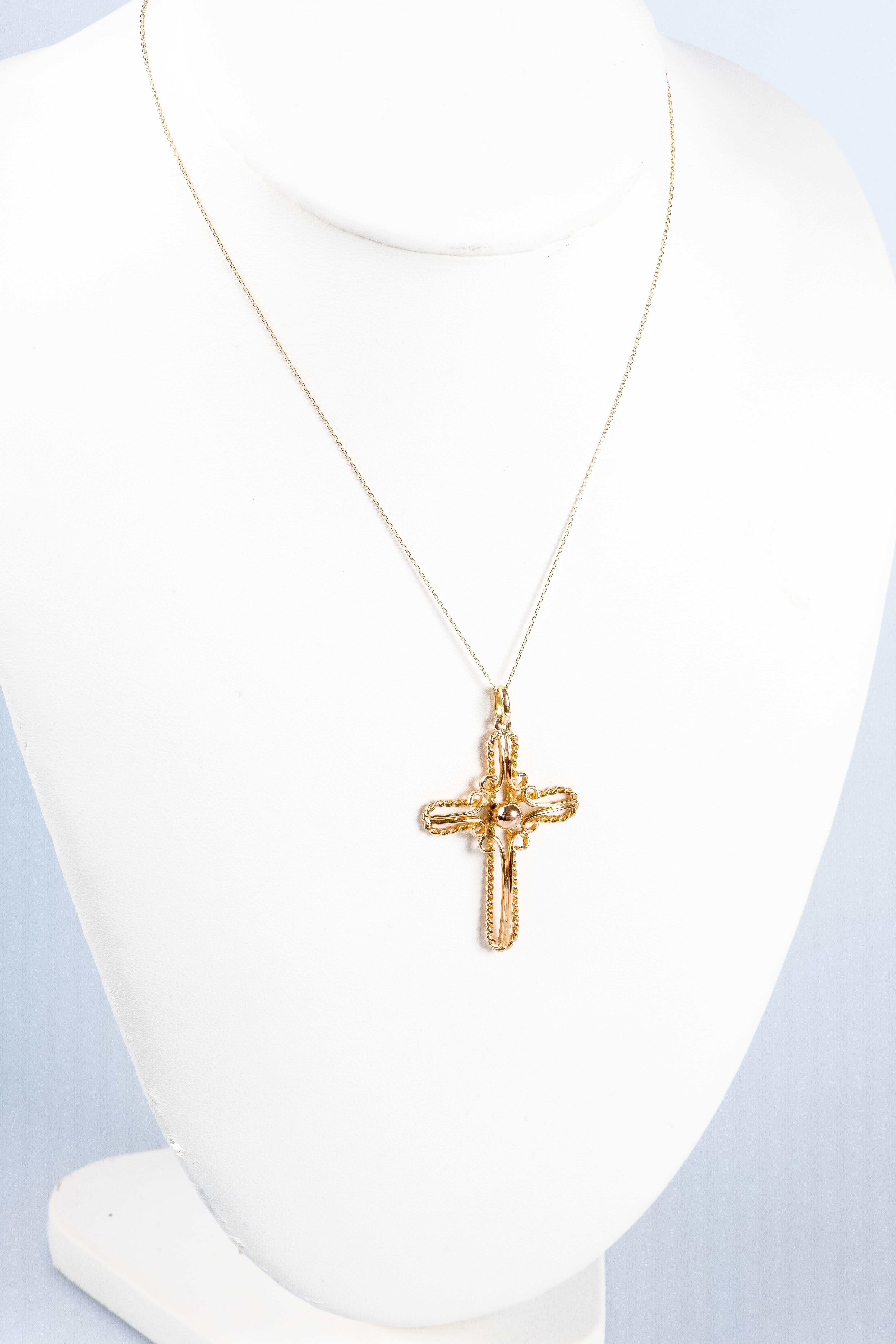 Knitted necklace with cross-shaped pendant in 18K yellow gold.  For Sale 2