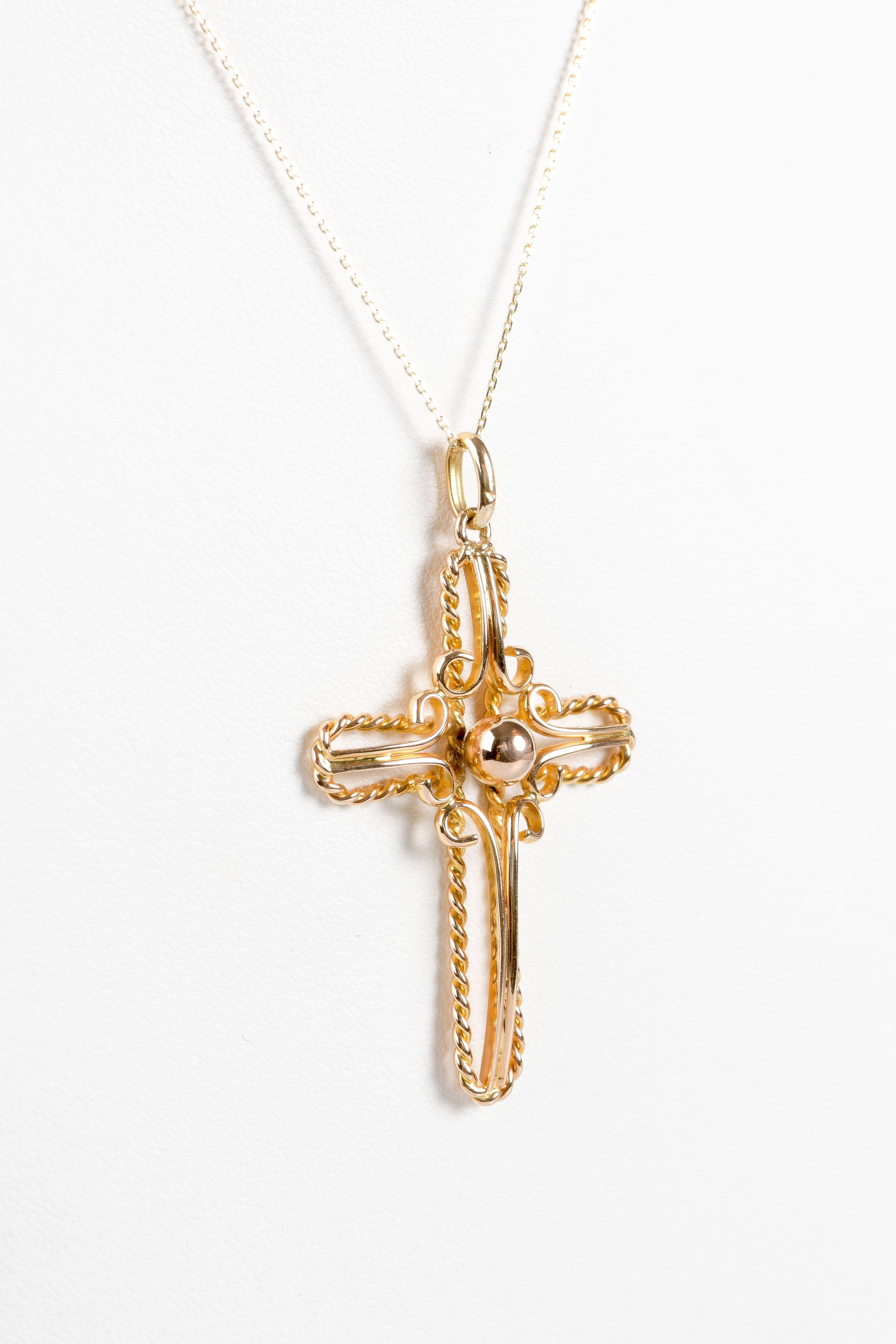 Knitted necklace with cross-shaped pendant in 18K yellow gold.  For Sale 3