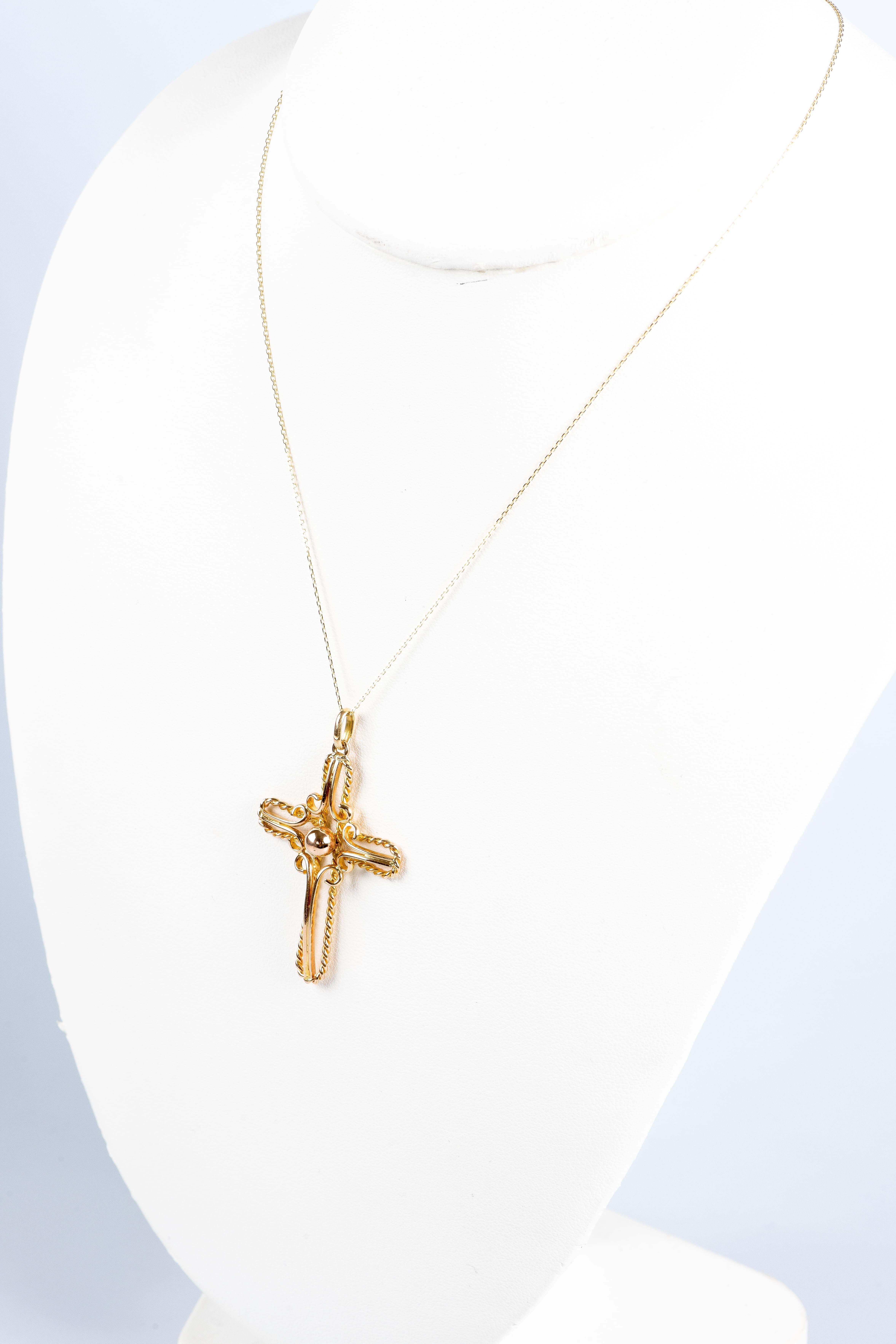 Knitted necklace with cross-shaped pendant in 18K yellow gold.  For Sale 4