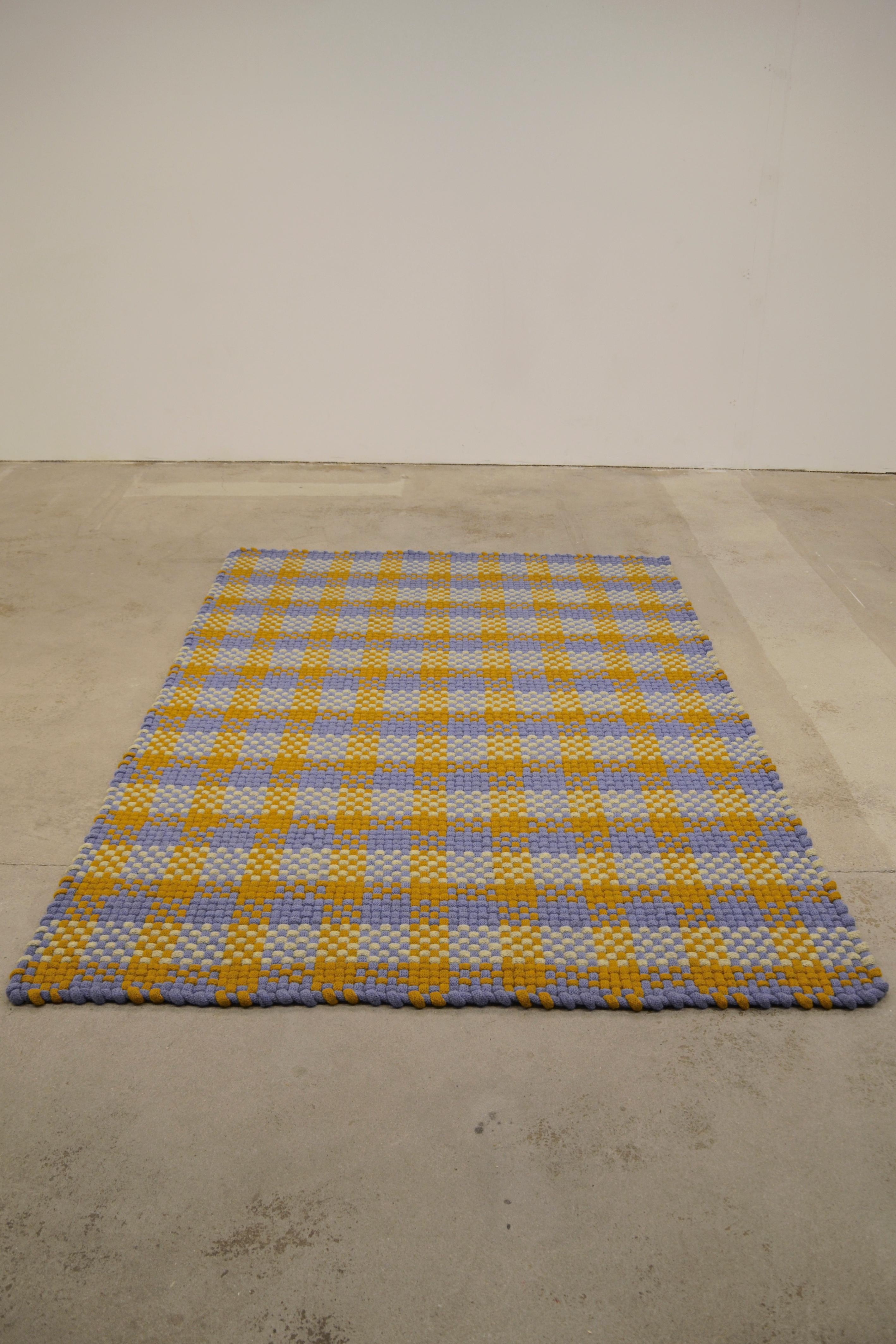 Tapis Mylla en laine tricotée par Lisa Darland
Dimensions : L 166 x H 243 cm : L 166 x H 243 cm.
MATERIAL : Laine.

En Suède, plus de mille tonnes de laine sont brûlées ou jetées chaque année. Dans le même temps, la Suède importe de la laine et des