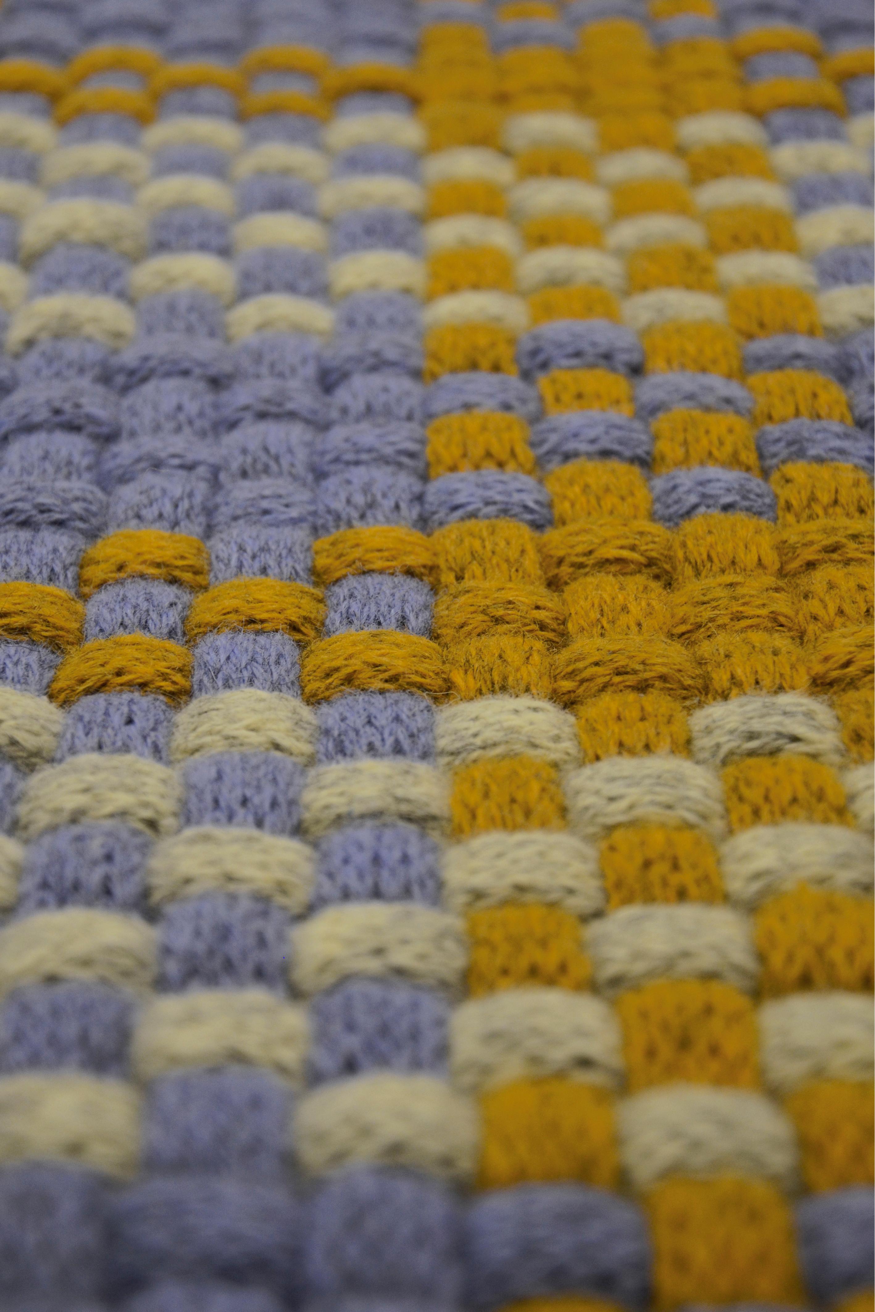 Postmoderne Tapis Mylla en laine tricotée par Lisa Darland en vente