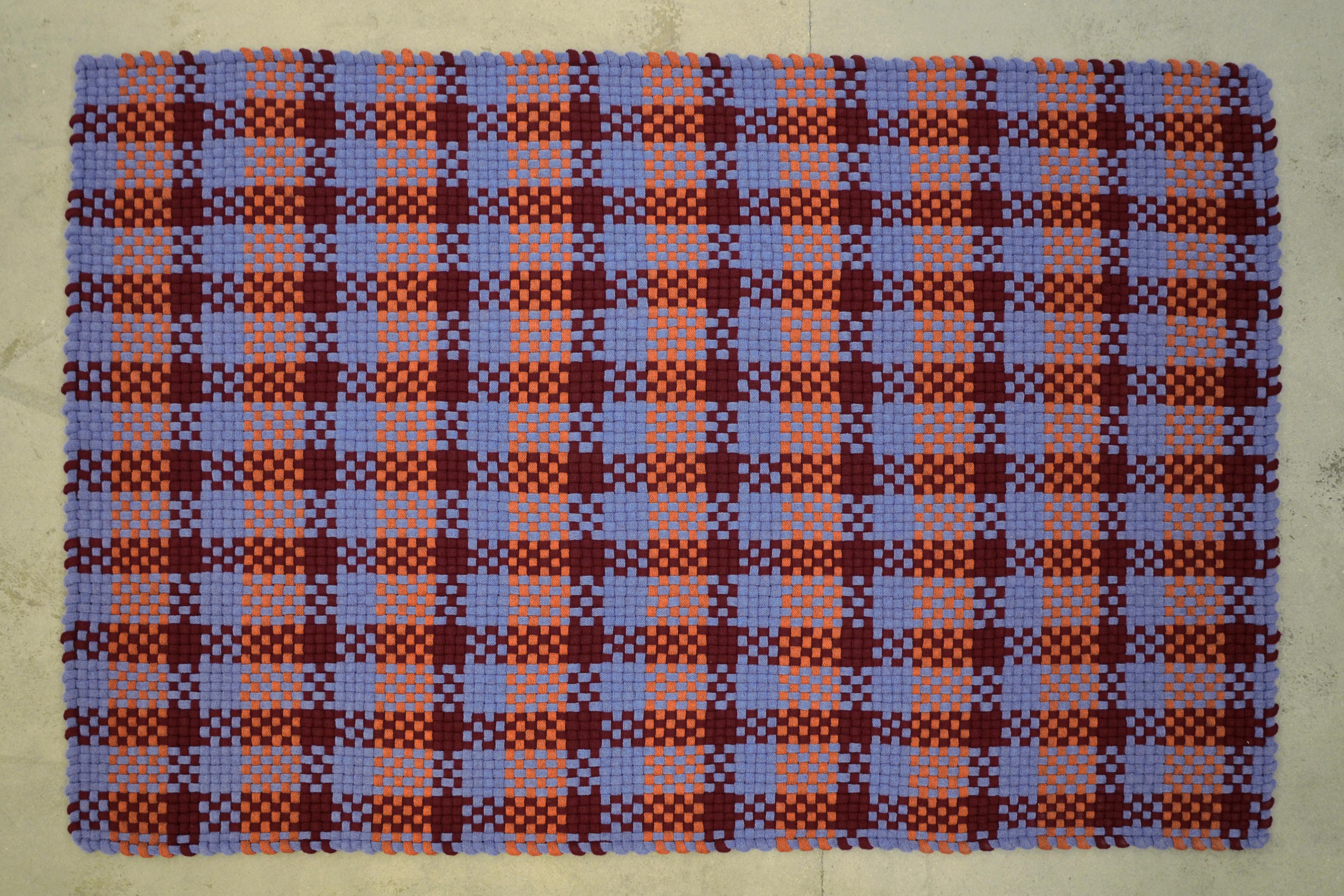 Tappeto Pyra in lana lavorato a maglia di Lisa Darland
Dimensioni: L 166 x H 243 cm.
Materiali: Lana.

In Svezia, oltre mille tonnellate di lana vengono bruciate o buttate ogni anno. Allo stesso tempo, la Svezia importa lana e prodotti in lana per