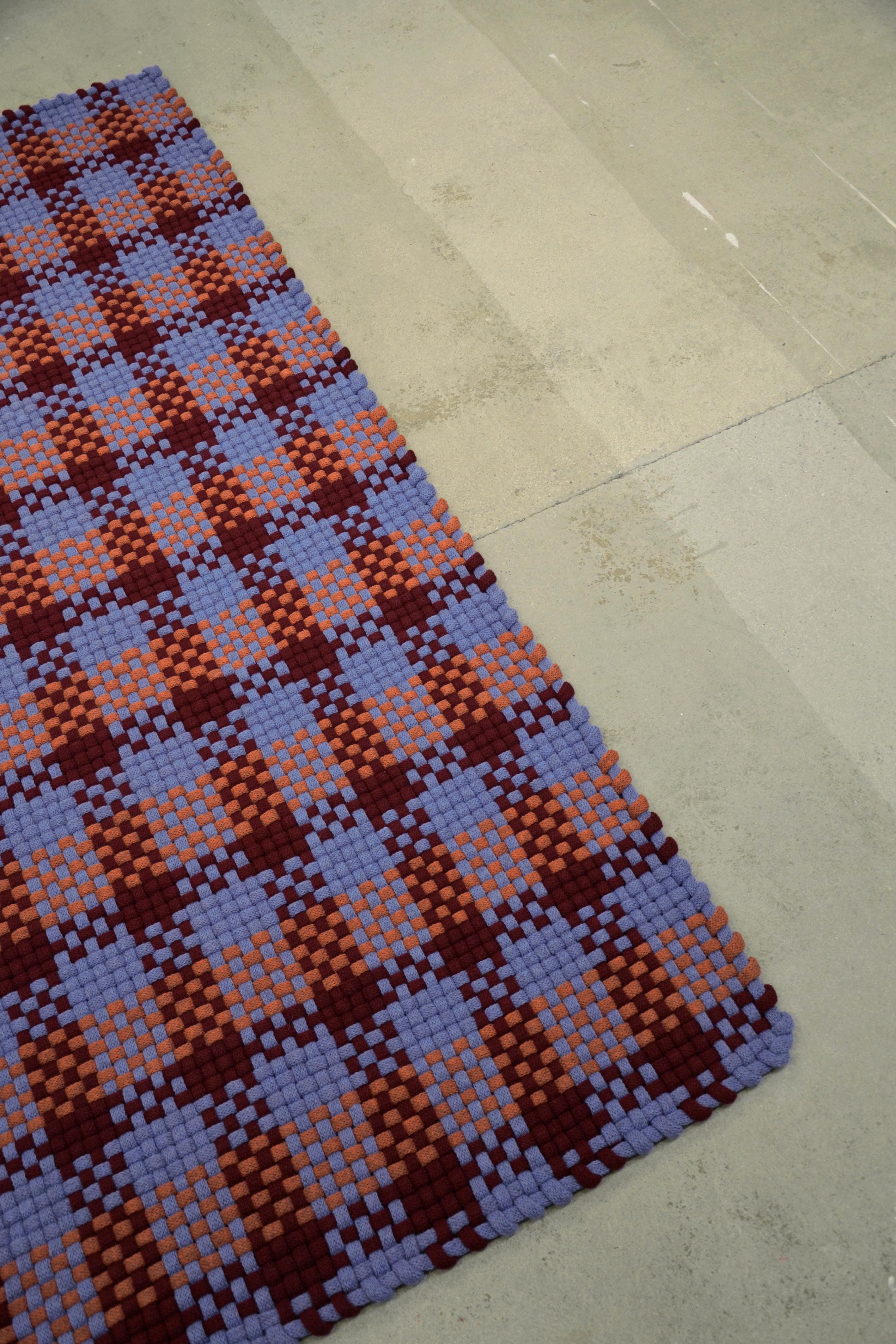 Tappeto Pyra in lana lavorato a maglia di Lisa Darland in vendita 1