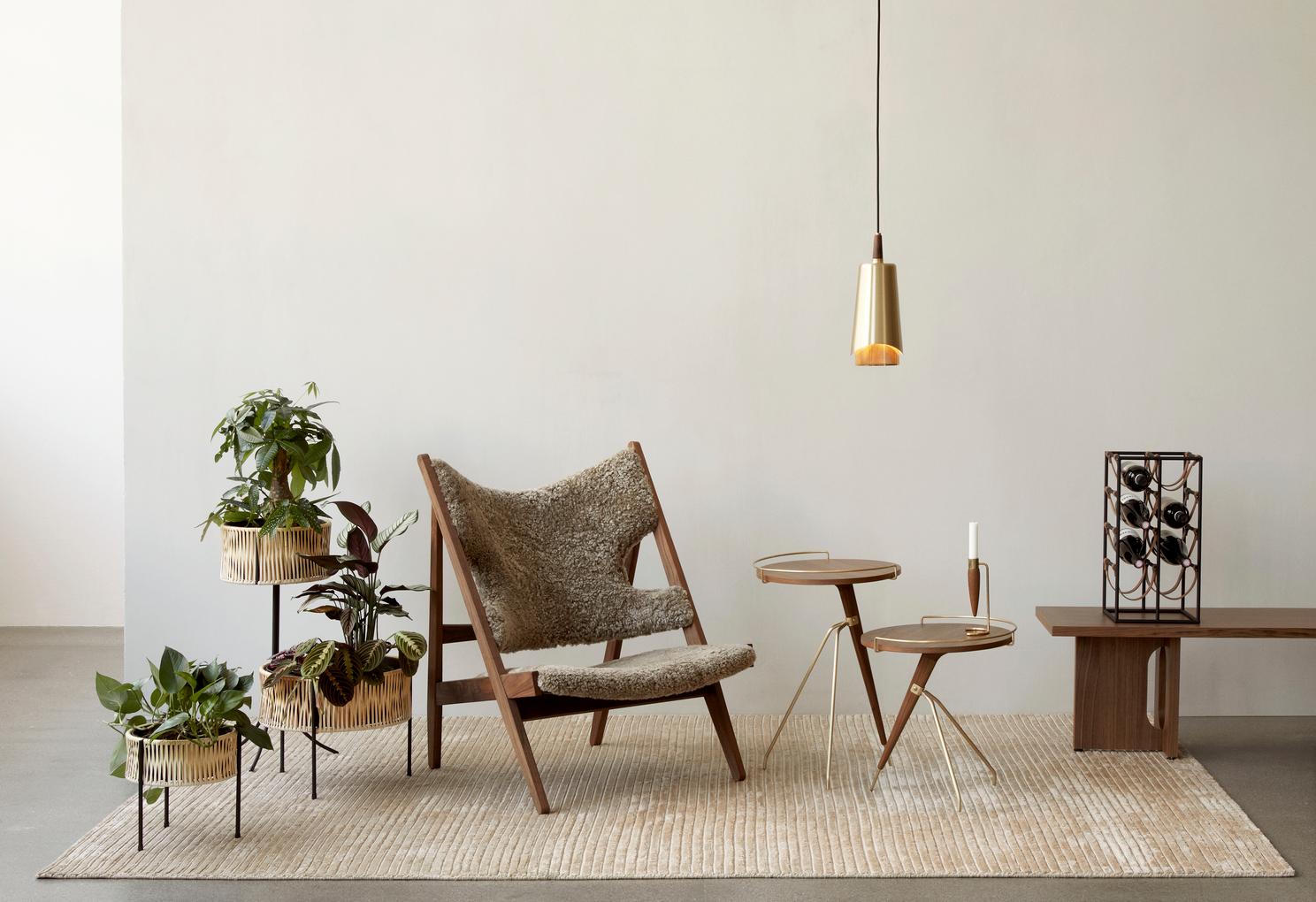 Der 1951 erstmals in limitierter Auflage erschienene Knitting Lounge Chair von Ib Kofod-Larsen wurde mit einem Gestell aus Eiche natur, dunkel gebeizter Eiche oder Walnuss neu aufgelegt. 
Das unverwechselbare Stück wird in sorgfältiger Handarbeit