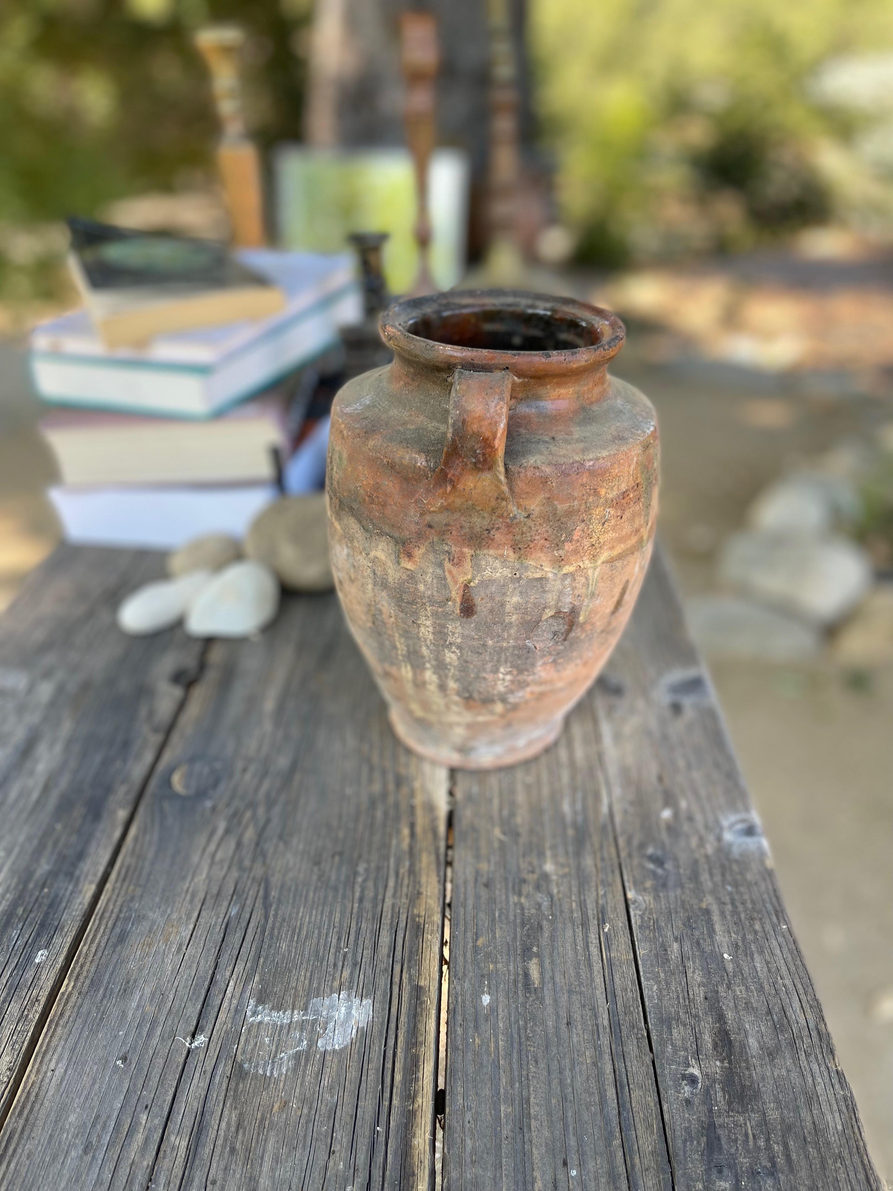 Il Kınık è una tecnica tradizionale della ceramica anatolica che unisce il controllo e il caso per creare disegni unici sulla superficie di ogni pezzo. Questo piccolo Kınık Küpü veniva probabilmente utilizzato per conservare o preservare beni come