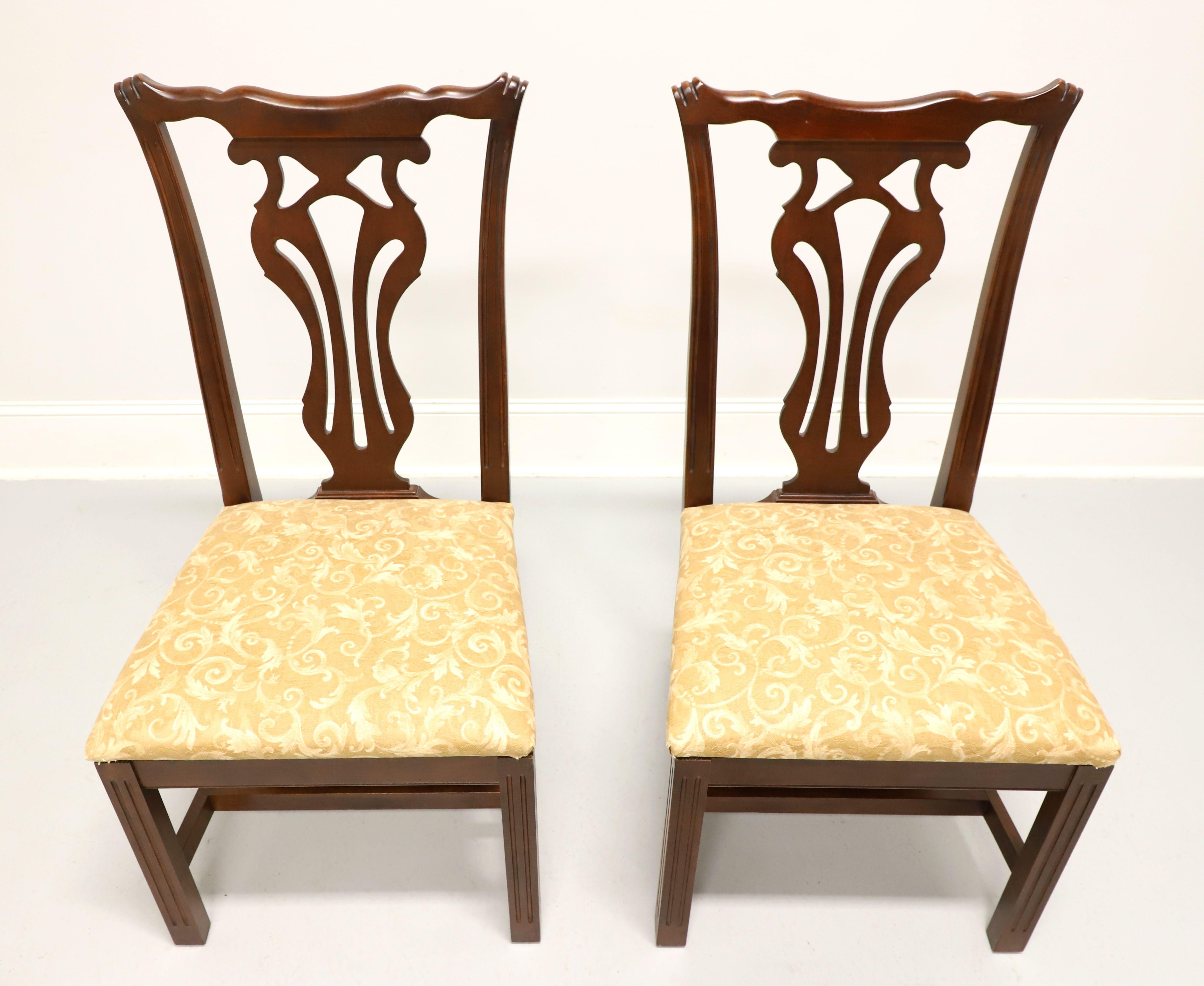 Paire de chaises d'appoint de style Chippendale par Knob Creek. Acajou avec dossiers sculptés, assise garnie de tissu brocardé or, piétement à entretoise et pieds droits. Fabriqué aux États-Unis, à la fin du 20e siècle.

Mesures :  Encombrement :