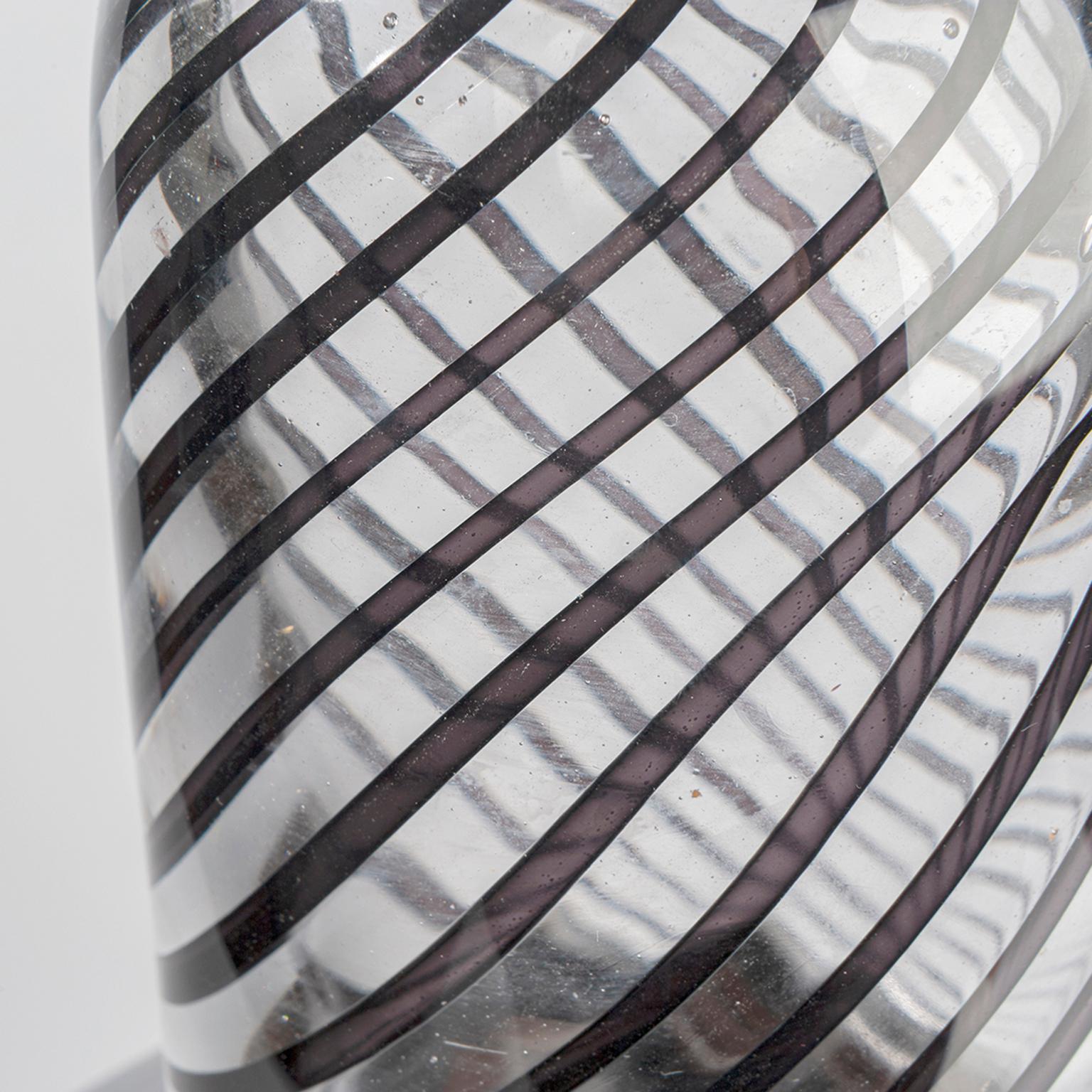 Kupferglas: poliert und sandgestrahlt. Transparent und mit schwarzen Streifen versehen. Handgeblasen in Leerdam, Niederlande.