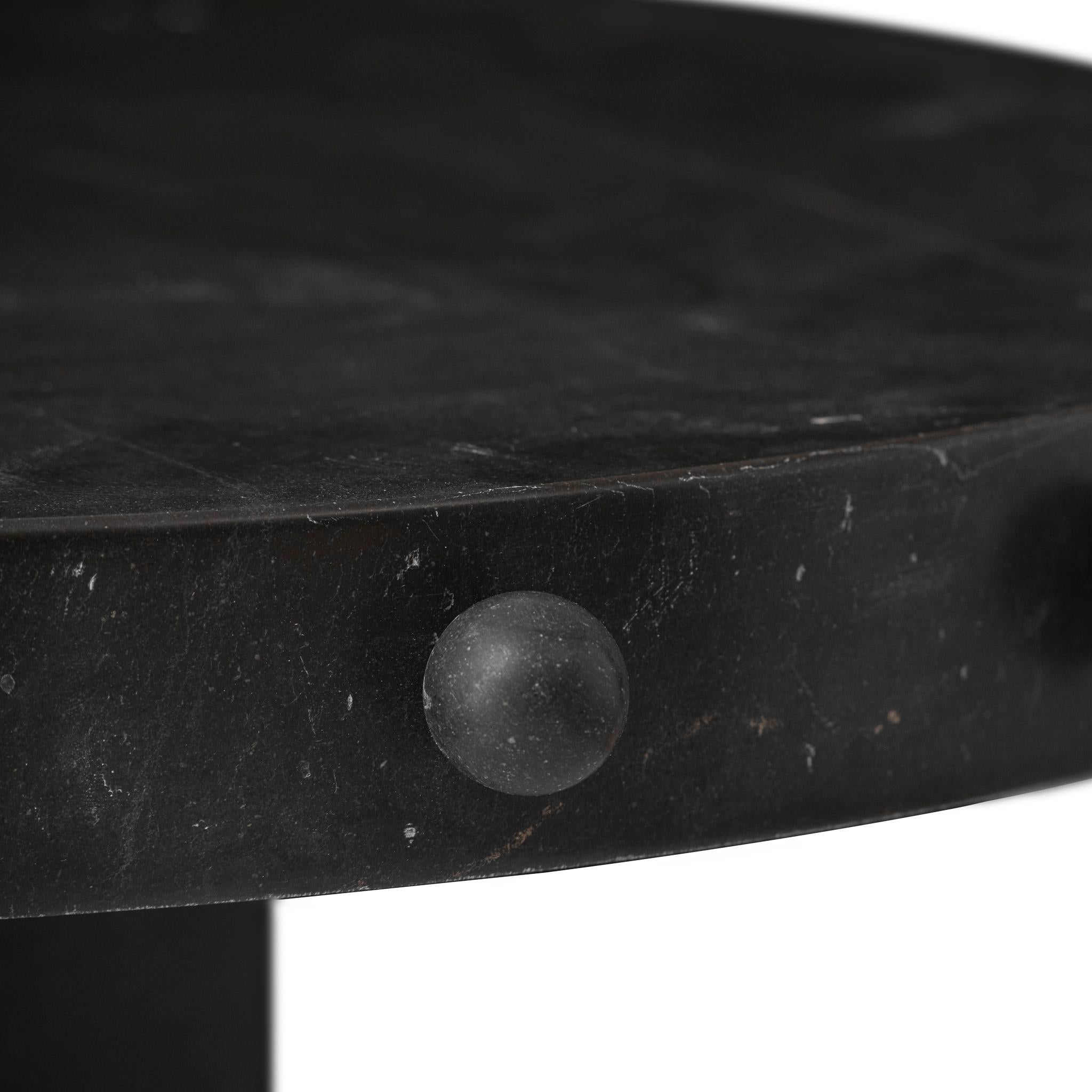 XXIe siècle et contemporain Tables basses à grappes rondes à trois boutons Nero Marquina - S/3 en vente
