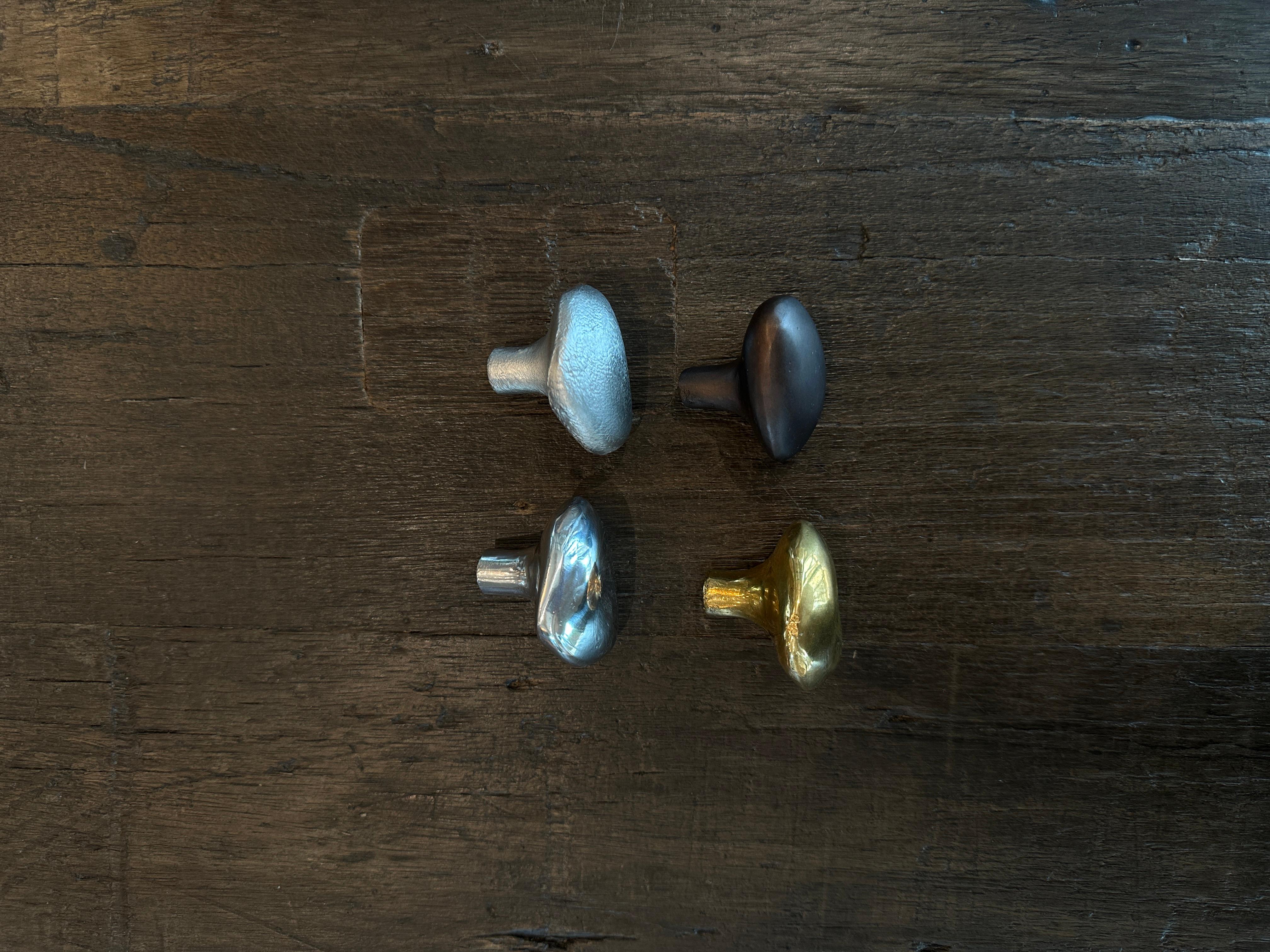 Dieser Schrankknopf zeichnet sich durch seine weiche, organische Form aus und verleiht Ihren Möbeln eine subtile skulpturale Qualität. Die glatten Konturen des aus massivem Messing gegossenen Gefäßes verleihen dem täglichen Gebrauch ein Gefühl von