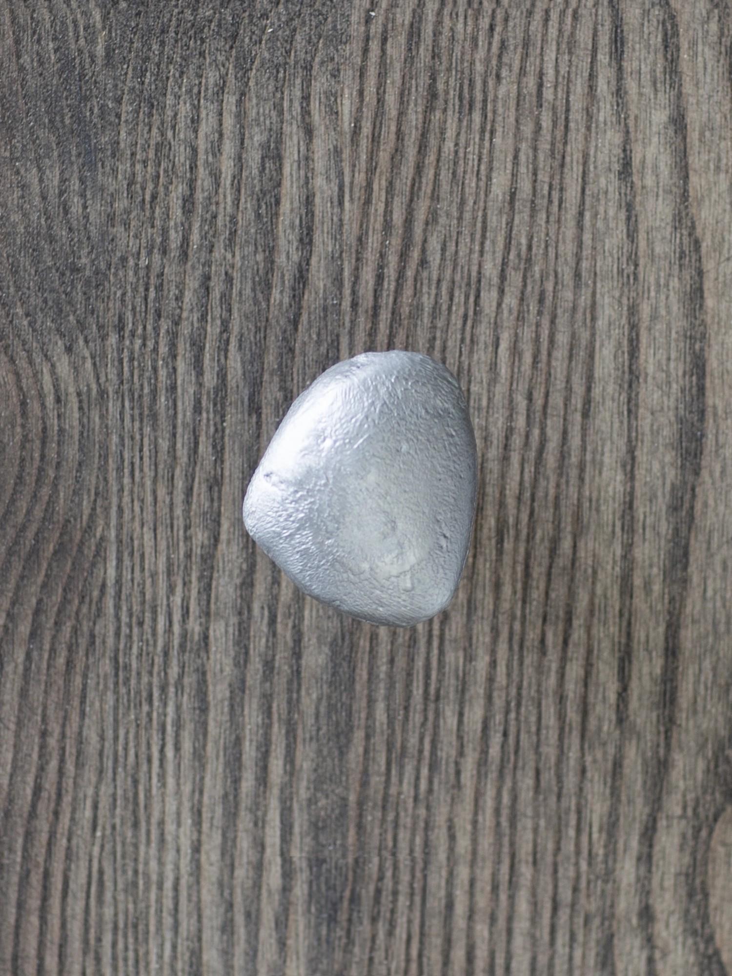 Definito dalla sua forma morbida e organica, questo pomello per armadi offre una sottile qualità scultorea ai tuoi mobili. Fuso in ottone massiccio, i suoi contorni morbidi conferiscono un senso di tattilità e tranquilla raffinatezza all'uso