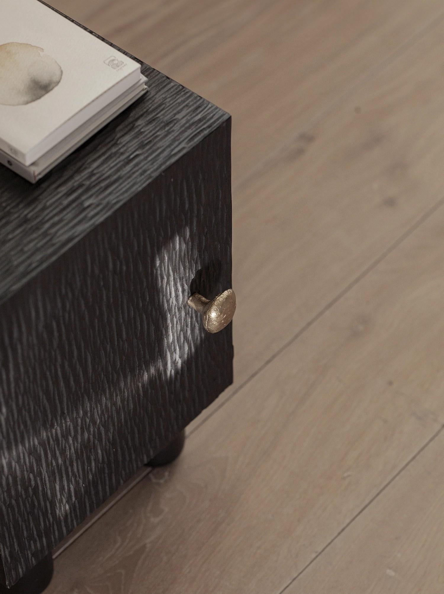 Dieser Schrankknopf zeichnet sich durch seine weiche, organische Form aus und verleiht Ihren Möbeln eine subtile skulpturale Qualität. Die glatten Konturen des aus massivem Messing gegossenen Gefäßes verleihen dem täglichen Gebrauch ein Gefühl von