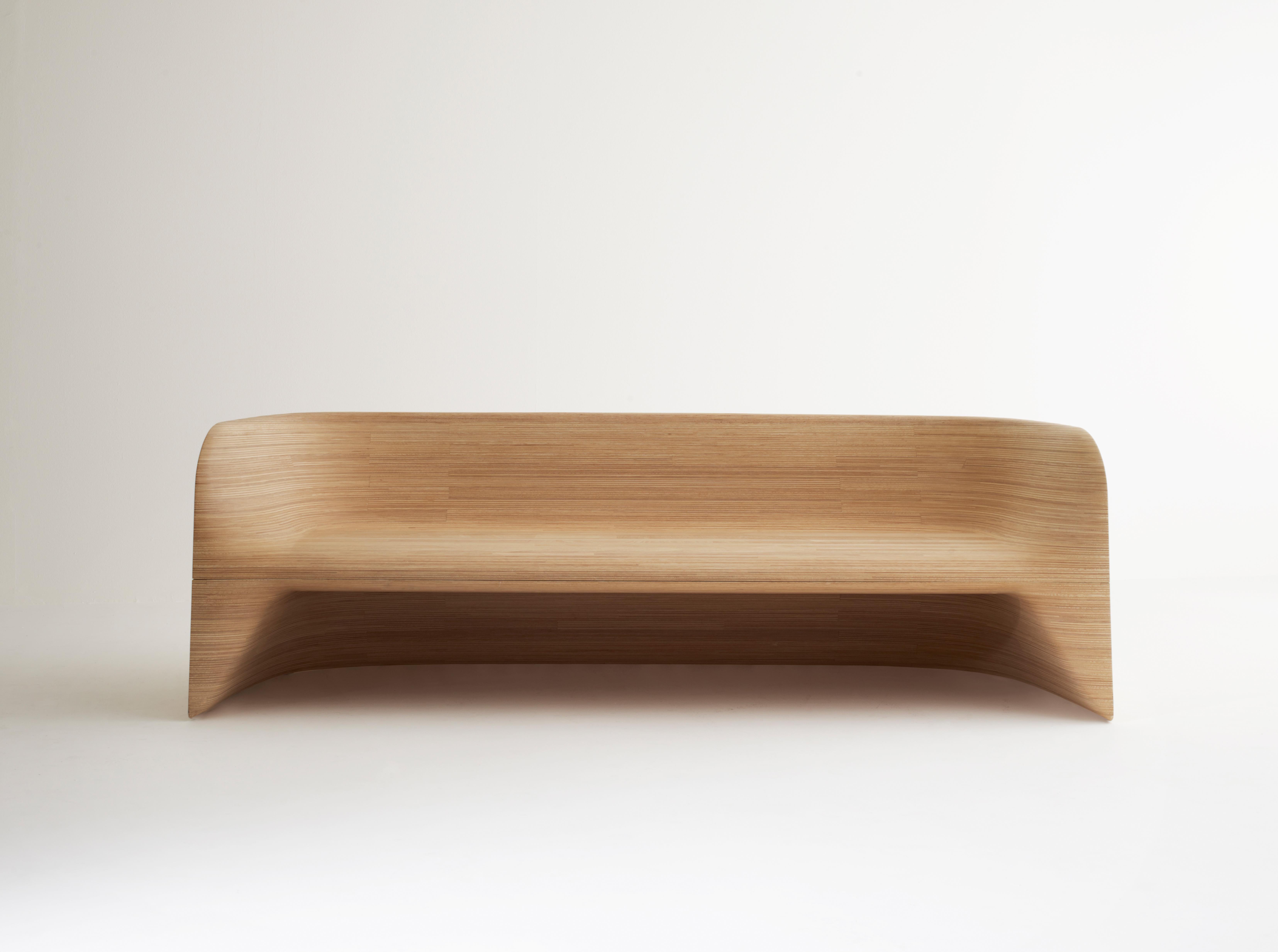 Canapé Knokke par Emmemobili

Knokke, conçu par Carlo Colombo pour Emmemobili, est un canapé sculptural composé de deux blocs de bois multicouches, façonnés par CNC puis finis à la main avec un savoir-faire exceptionnel. Disponible en deux tailles,