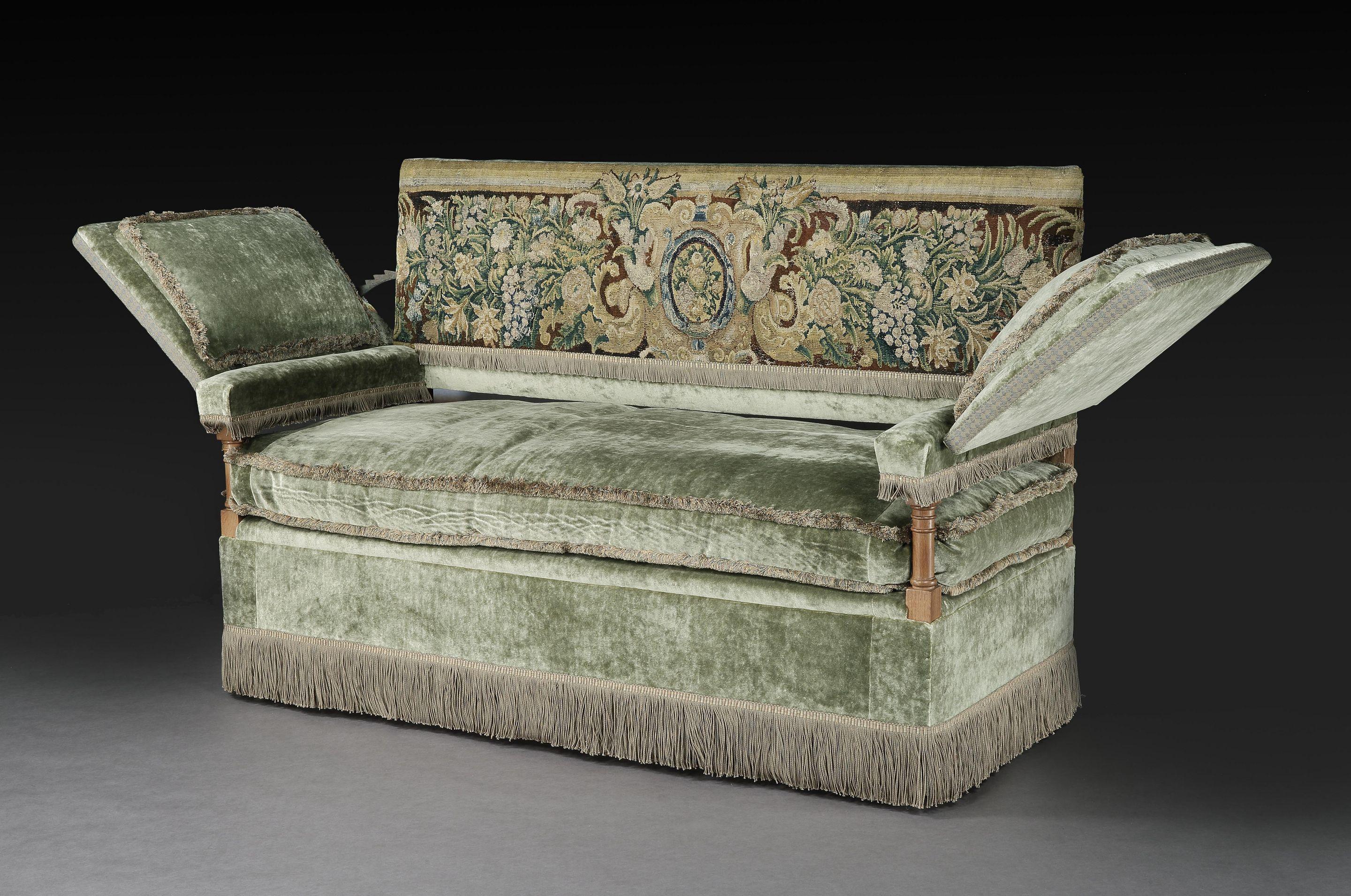 Charles II Table Knole Settee, Cowdray Park, Angleterre, Lengyon & Co, velours olive, tapisserie en vente