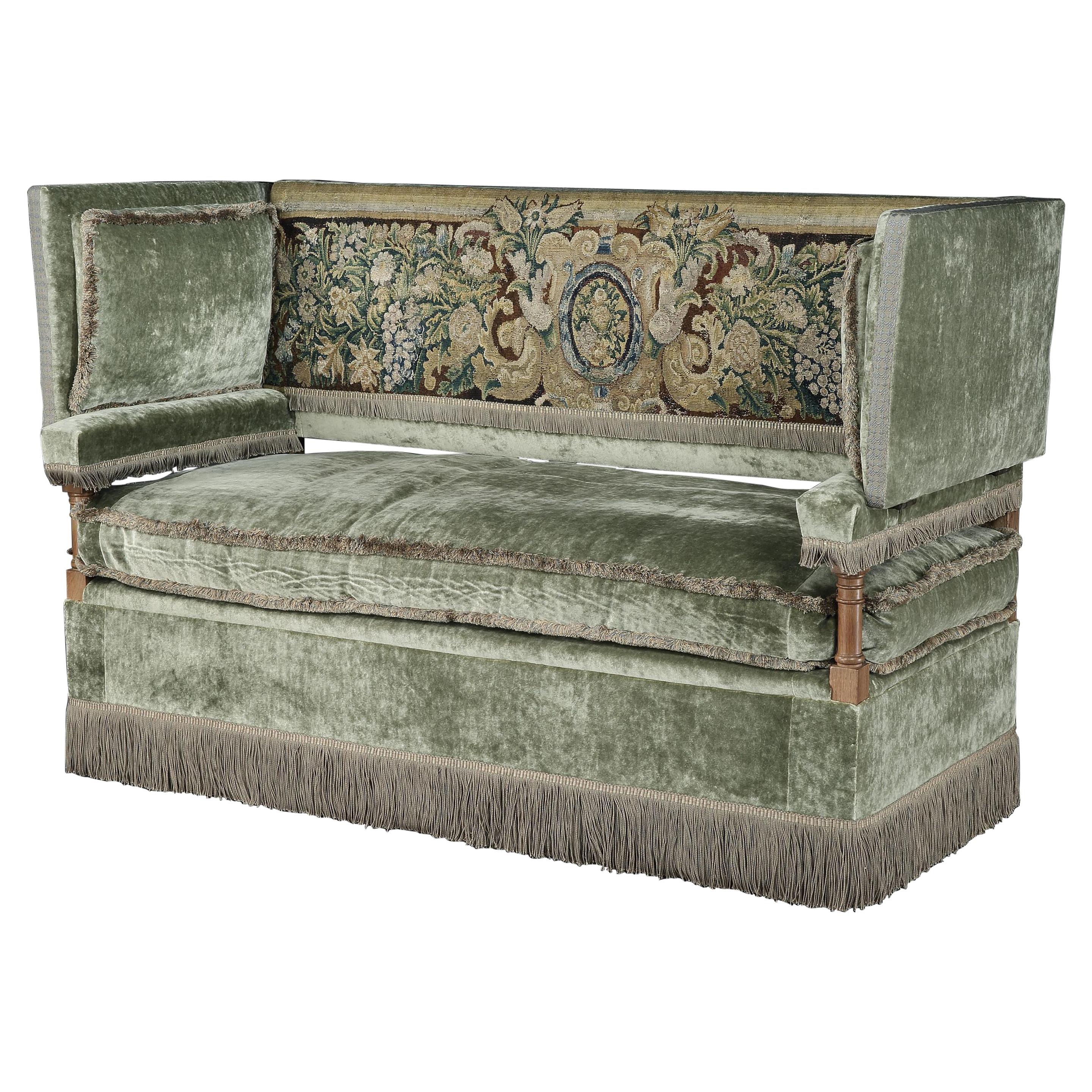 Table Knole Settee, Cowdray Park, Angleterre, Lengyon & Co, velours olive, tapisserie