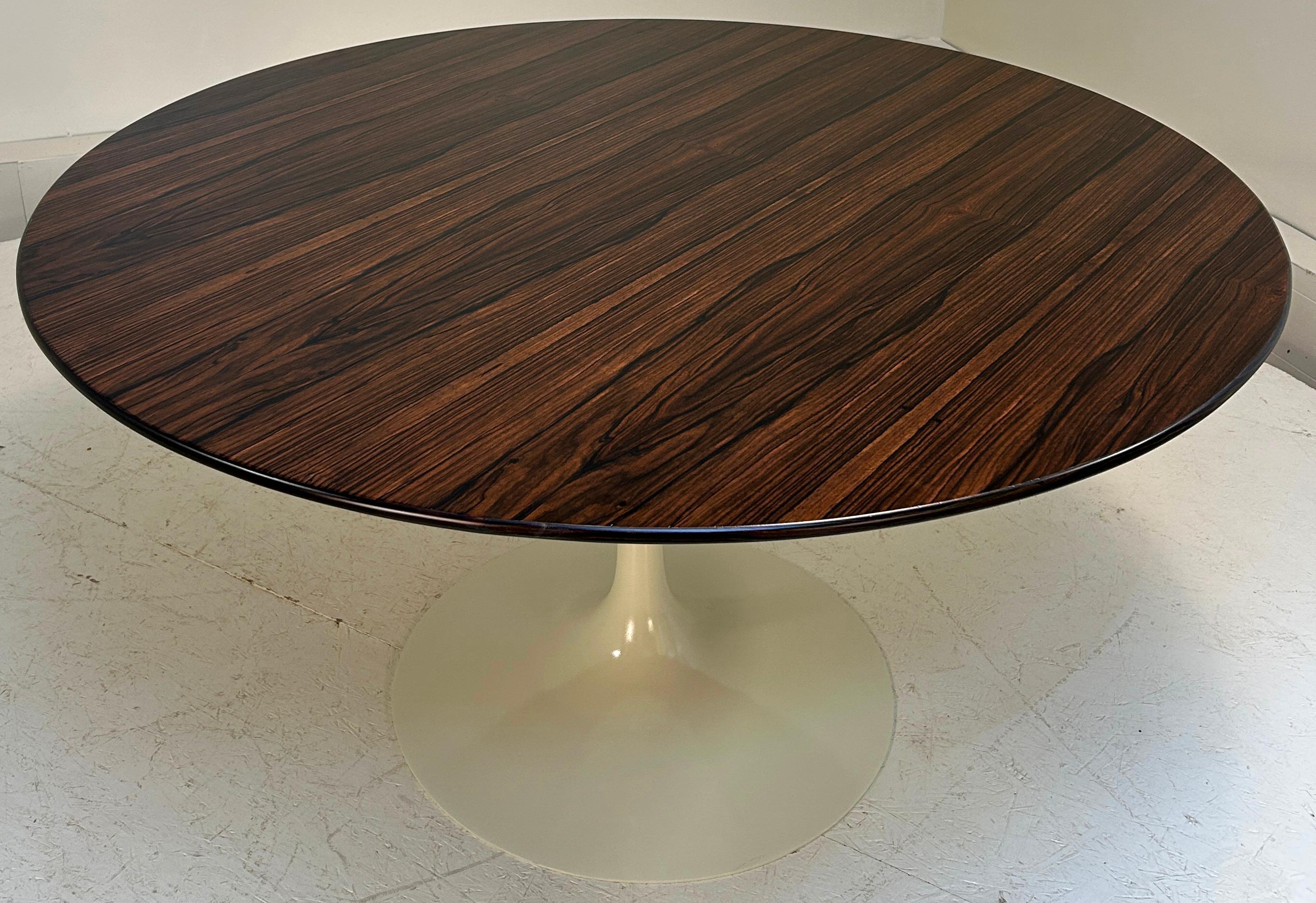Grande table iconique d'Icone, conçue par Eero Saarinen. D'un diamètre de 54
