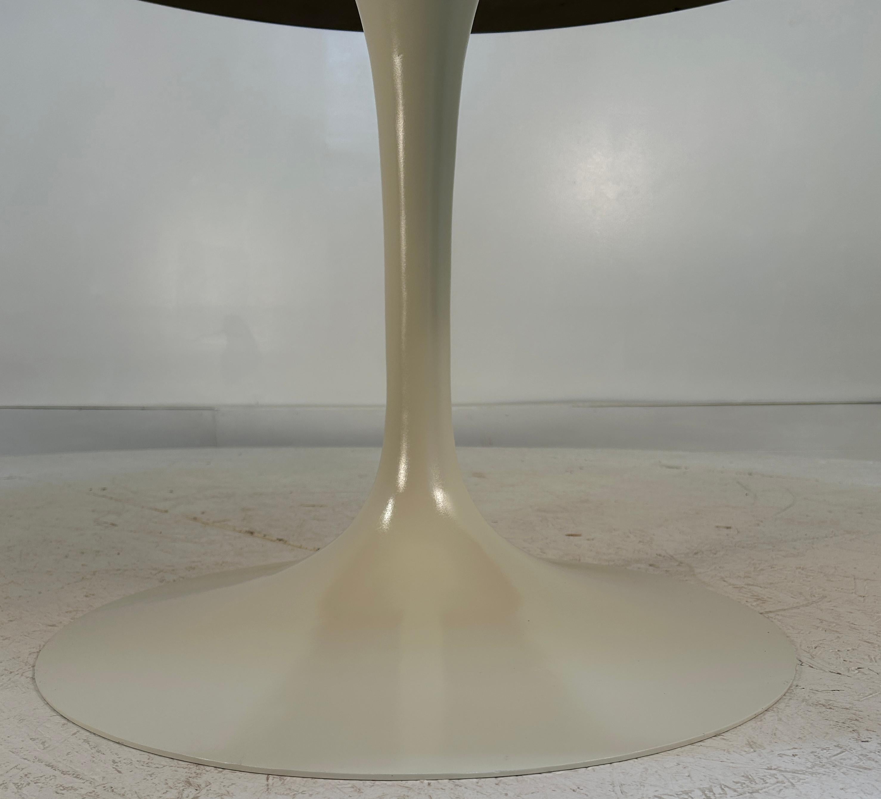 Grande table iconique d'Icone, conçue par Eero Saarinen. D'un diamètre de 54