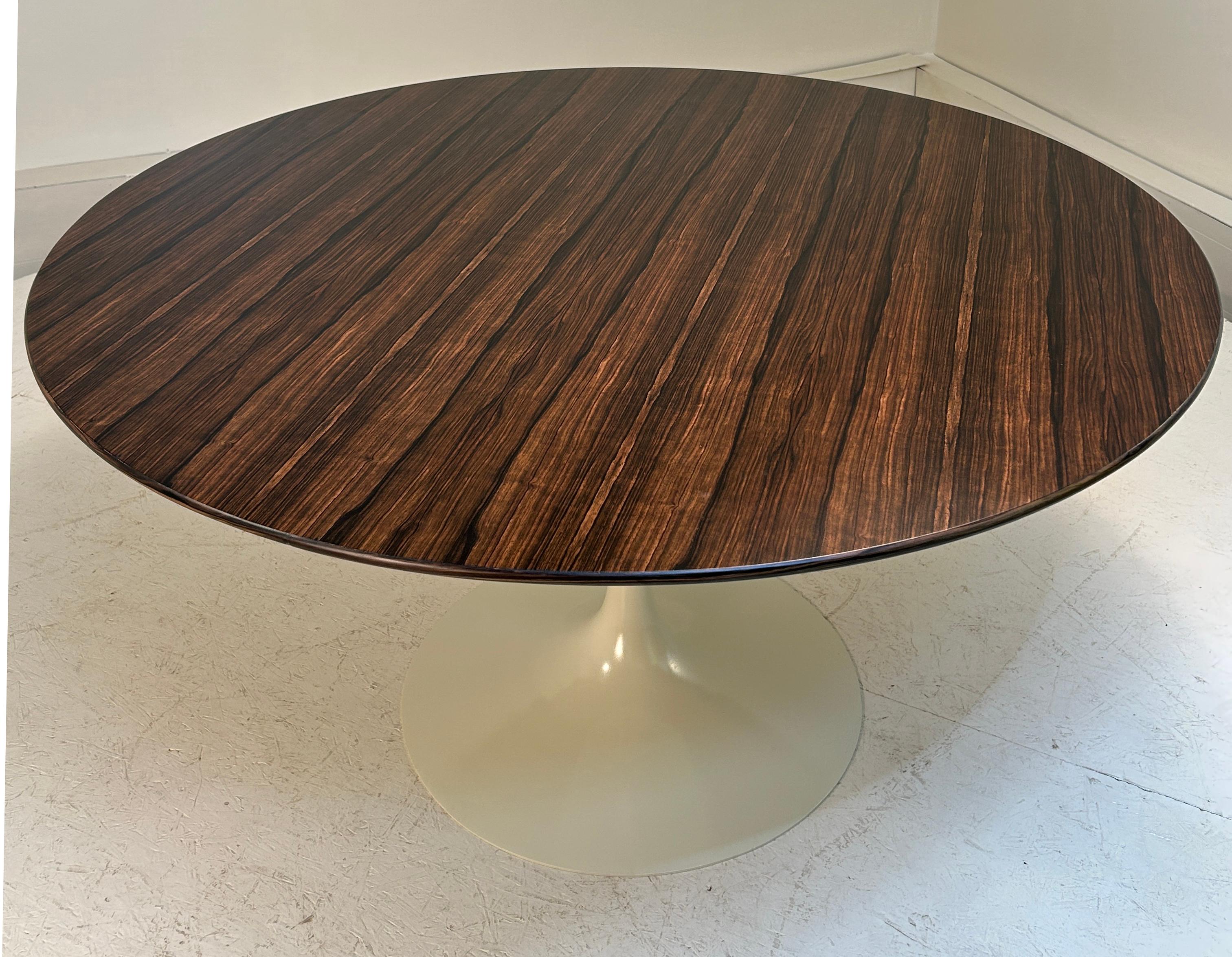 Mid-Century Modern Table Knoll à 6 à 8 places en ébène de Macassar en vente