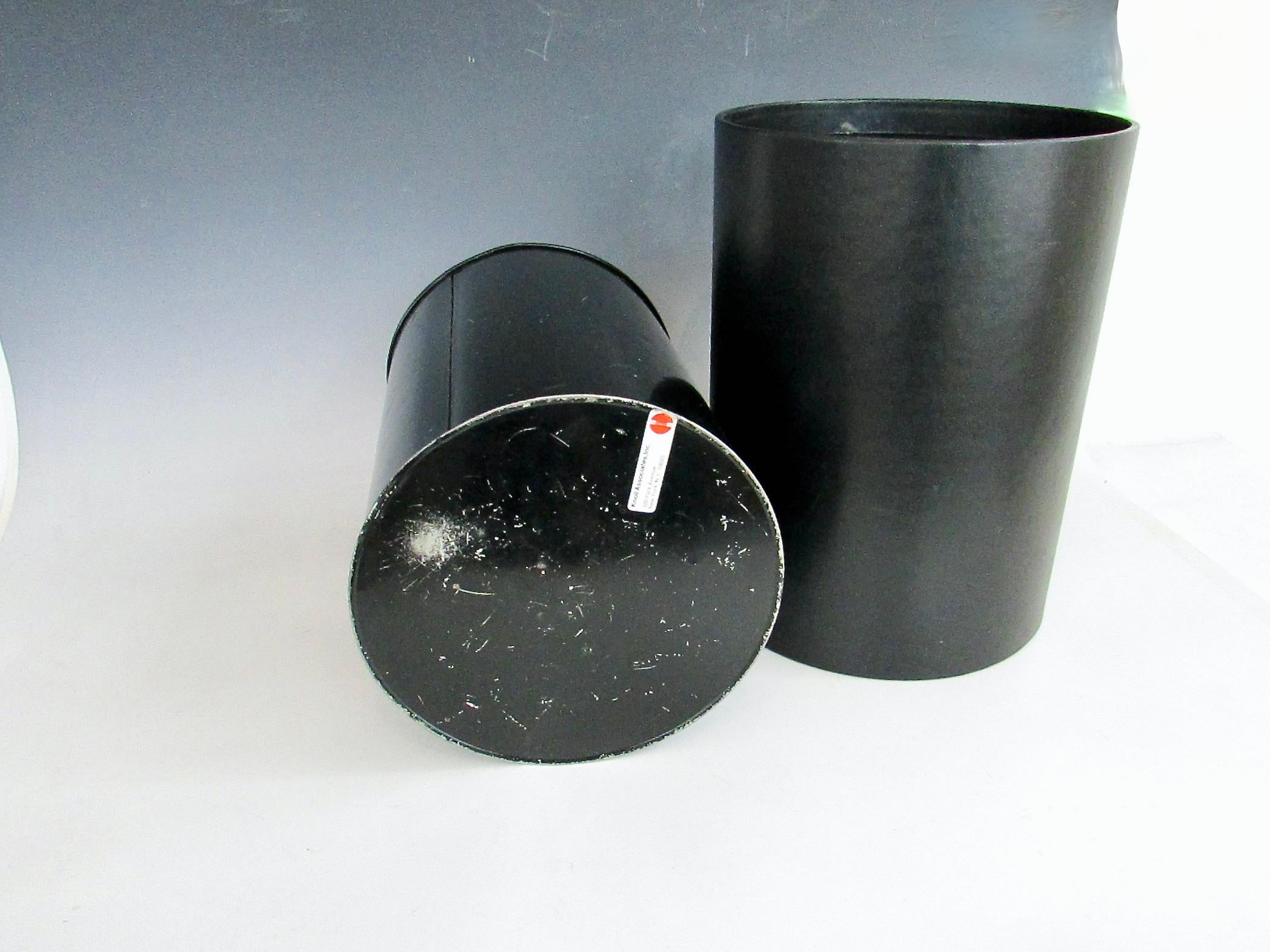 Laccato Cestino nero di Knoll and Associates con fodera in acciaio in vendita