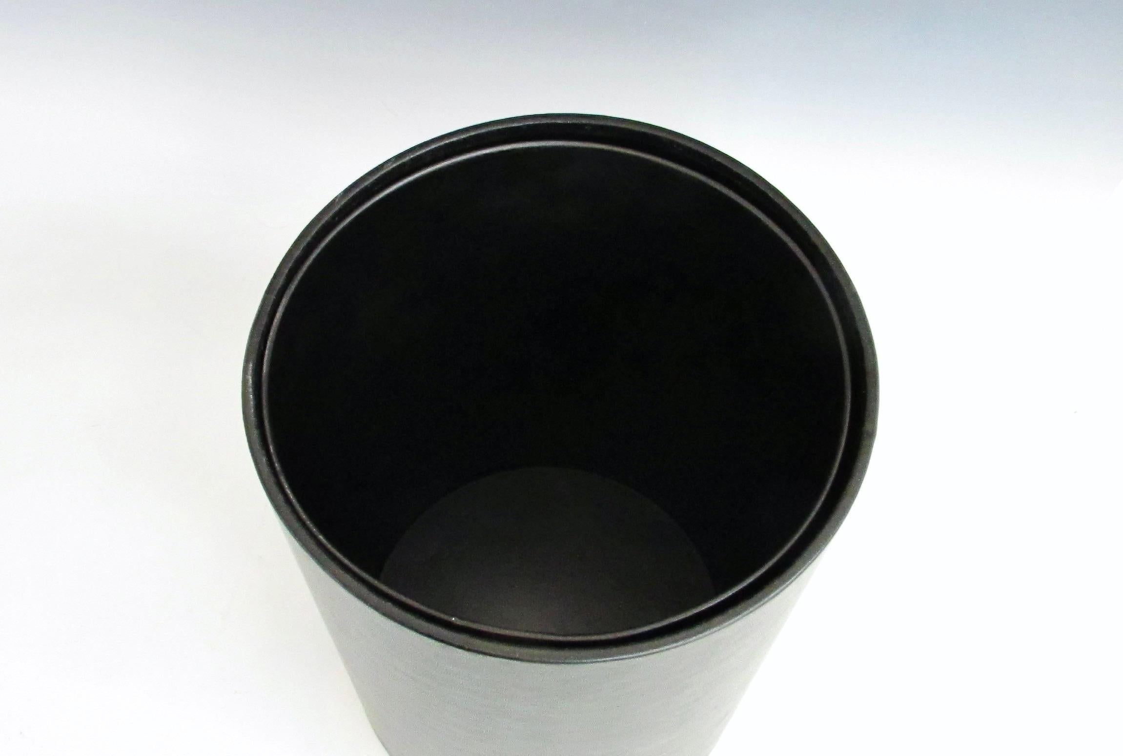 Naugahyde Cestino nero di Knoll and Associates con fodera in acciaio in vendita