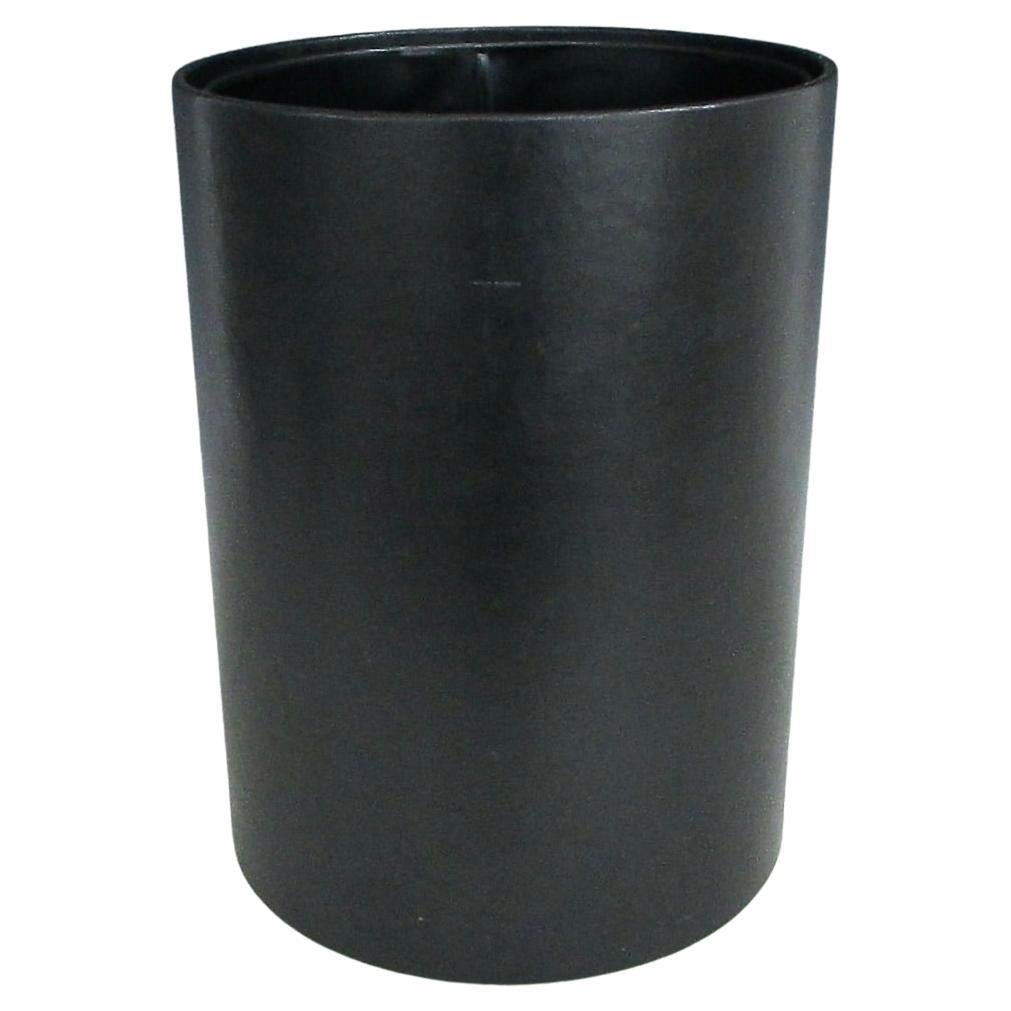 Papelera negra Knoll and Associates con bolsa de acero