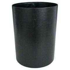 Papelera negra Knoll and Associates con bolsa de acero