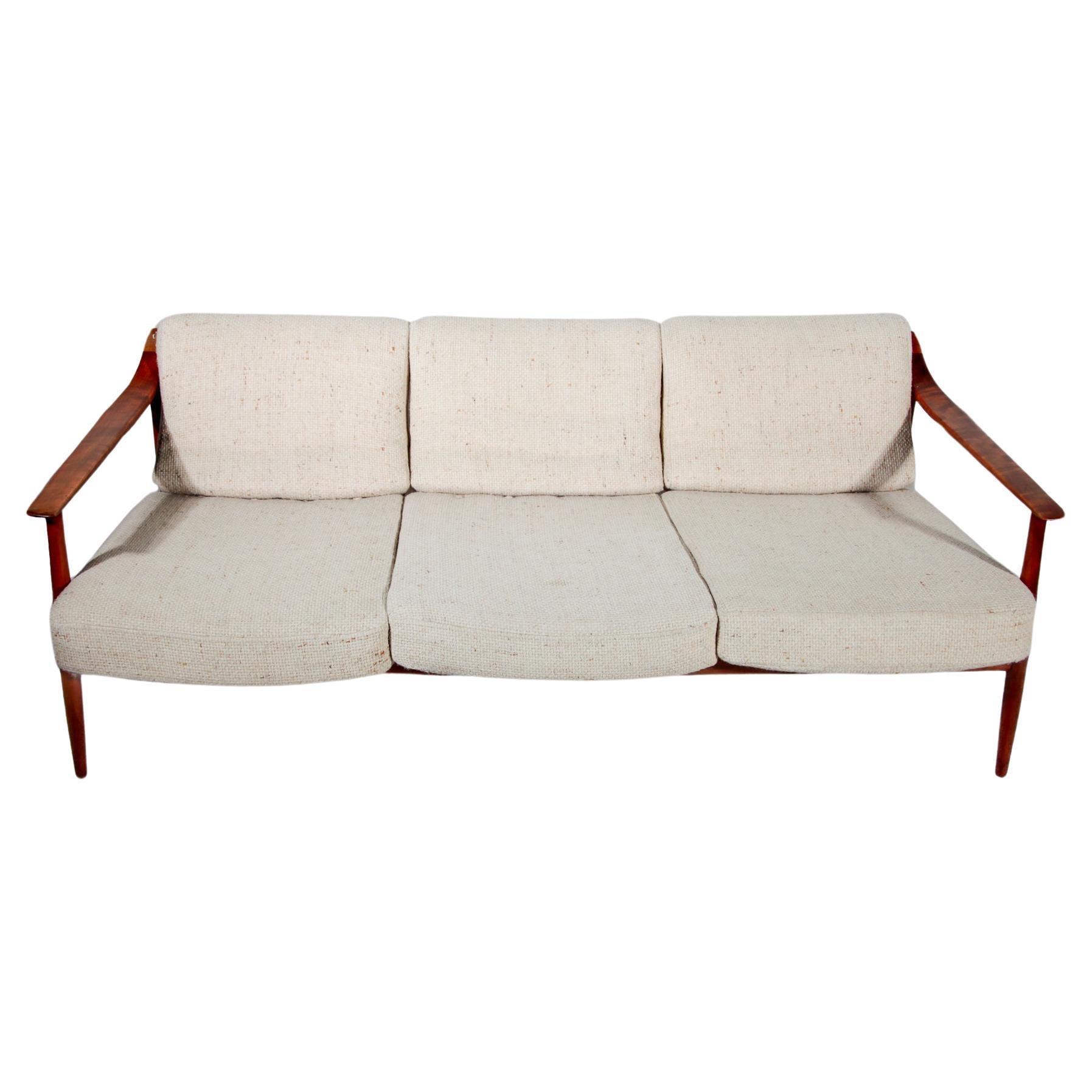 
Un ensemble unique de trois fauteuils et d'un canapé à trois places dans leur cadre d'origine, avec un cadre en forme de U en noyer et une tapisserie d'origine en laine tissée. Un magnifique ensemble de salon conçu par Walter Design/One pour