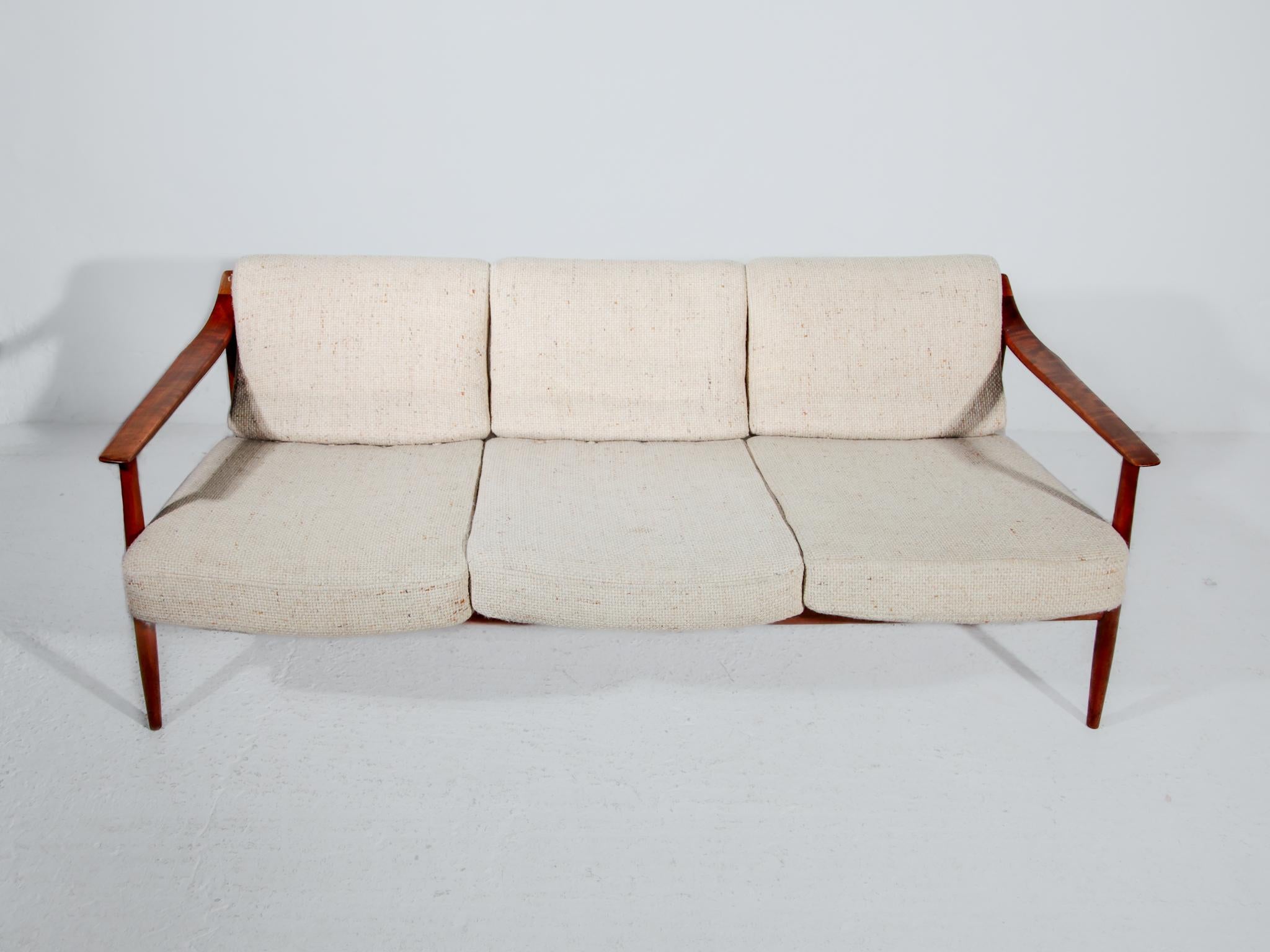 Mid-Century Modern Knoll- Antimot Walnut Three Seat U-Vorm Sofa by Walter Knoll, Germany en vente